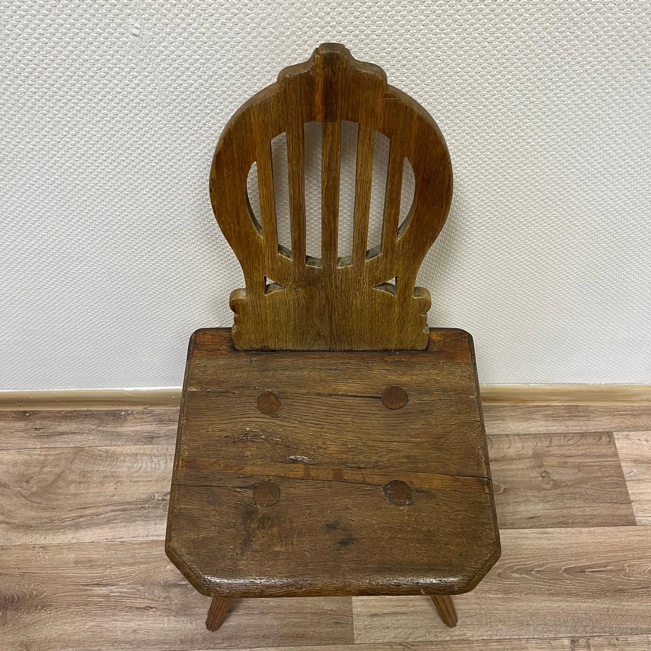 Antique farmhouse chairs  German around 1800  oak  5 individual backrests For Sale 2