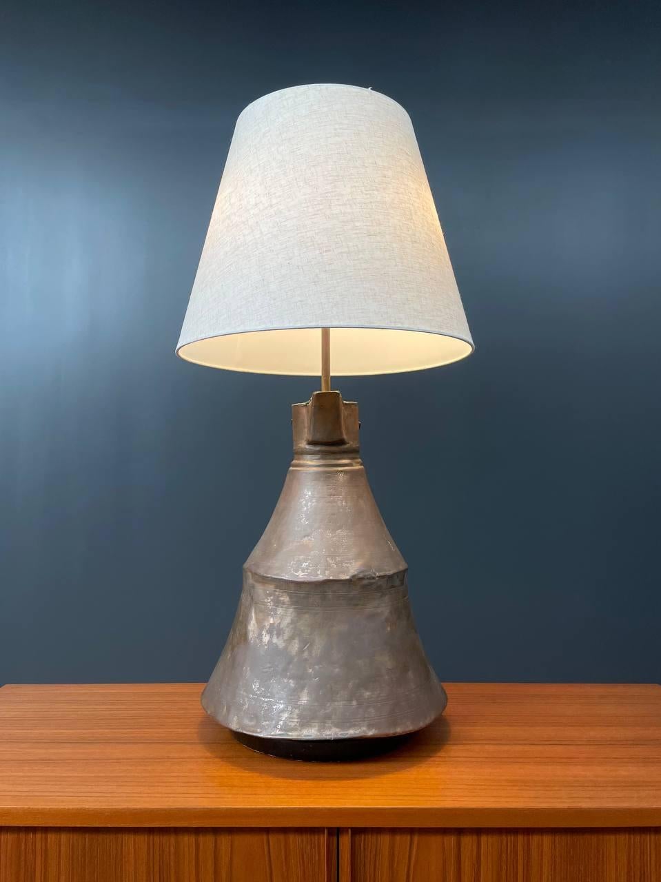 Autre Ancienne lampe de table à pichet en cuivre et laiton en vente