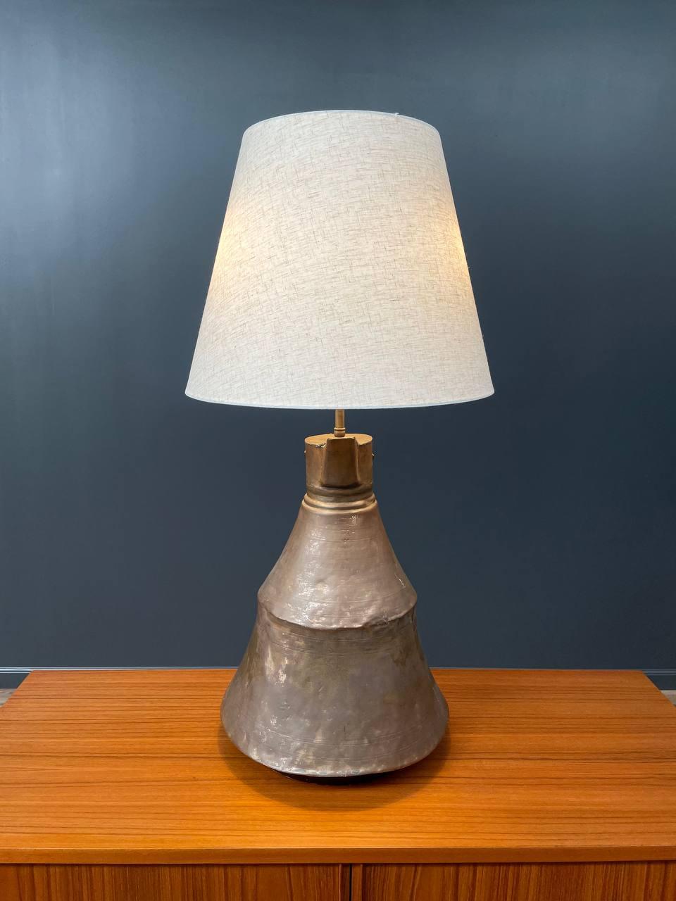 Américain Ancienne lampe de table à pichet en cuivre et laiton en vente
