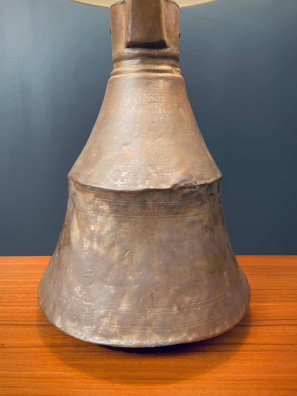 Ancienne lampe de table à pichet en cuivre et laiton en vente 2