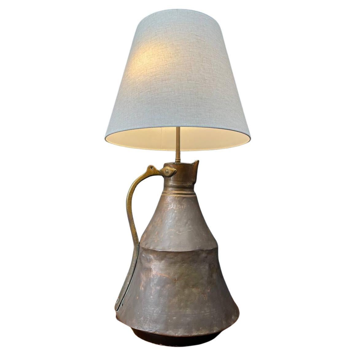 Ancienne lampe de table à pichet en cuivre et laiton en vente