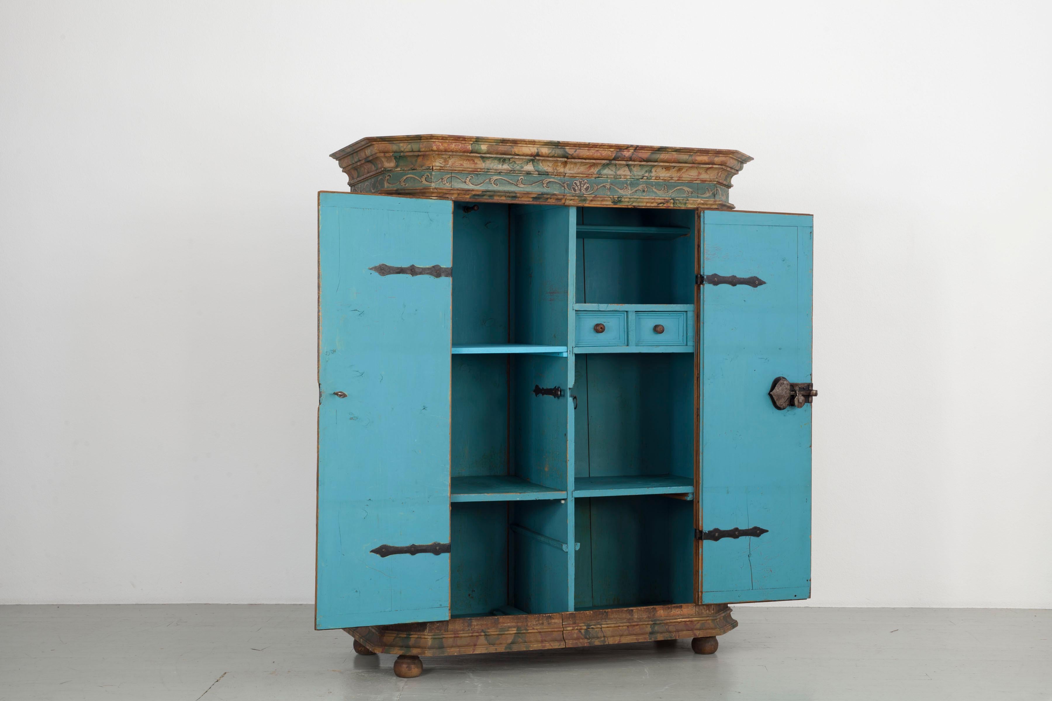 Antique farmhouse cupboard with painted body, late 19th century In Good Condition In Wolfurt, AT