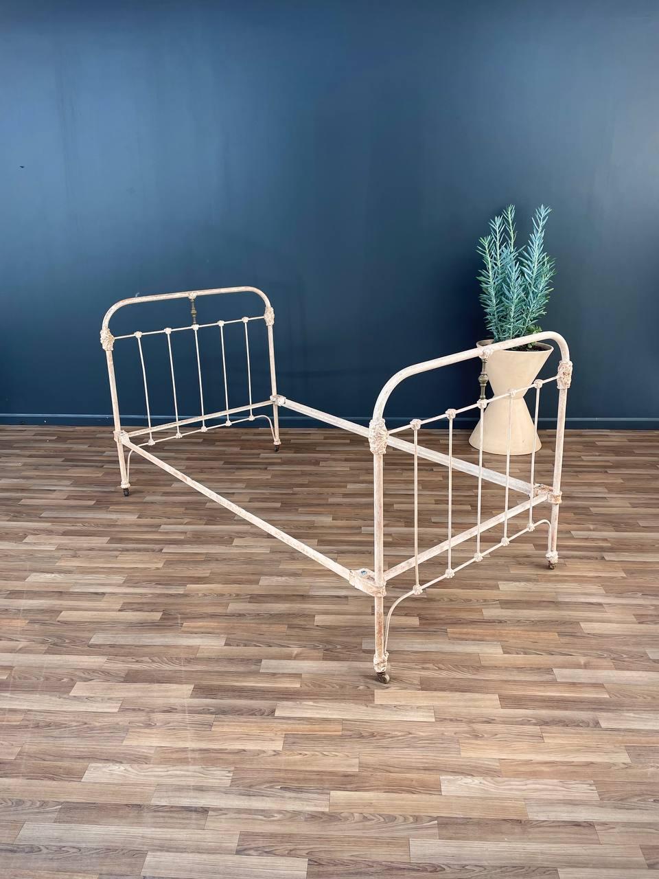 MATERIAL : Fer peint patiné
Style : Ferme ancienne