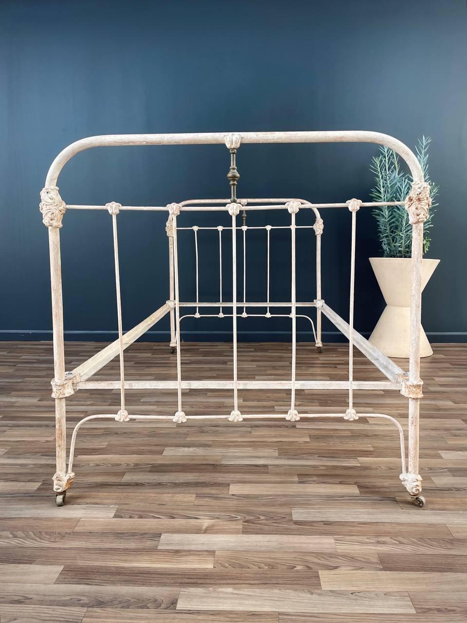 Antique Farmhouse Twin-Size Painted Iron Bed In Good Condition For Sale In Los Angeles, CA