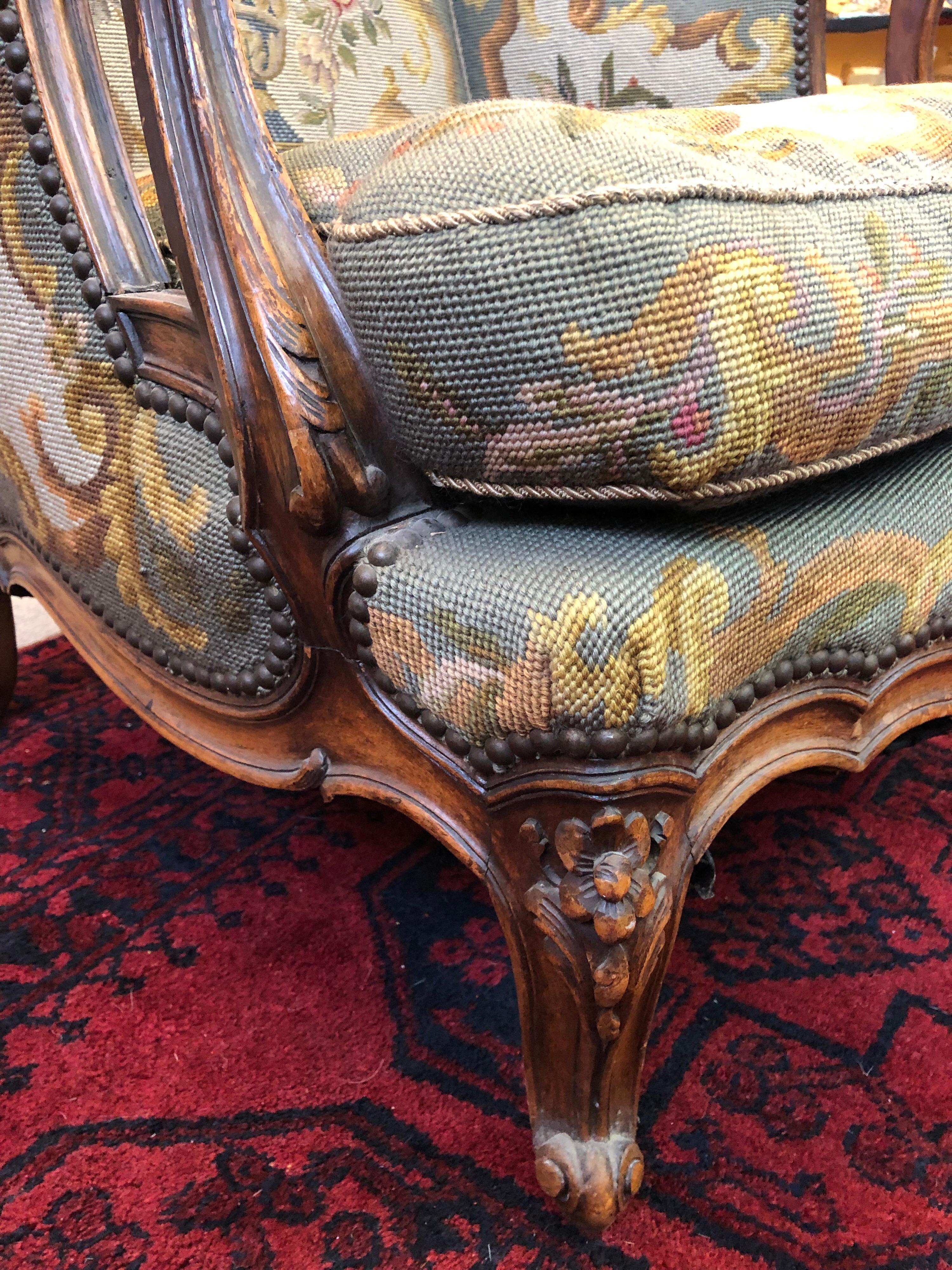 Fauteuil Bergère ancien en bois sculpté:: tapisserie:: France Bon état à Sofia, BG