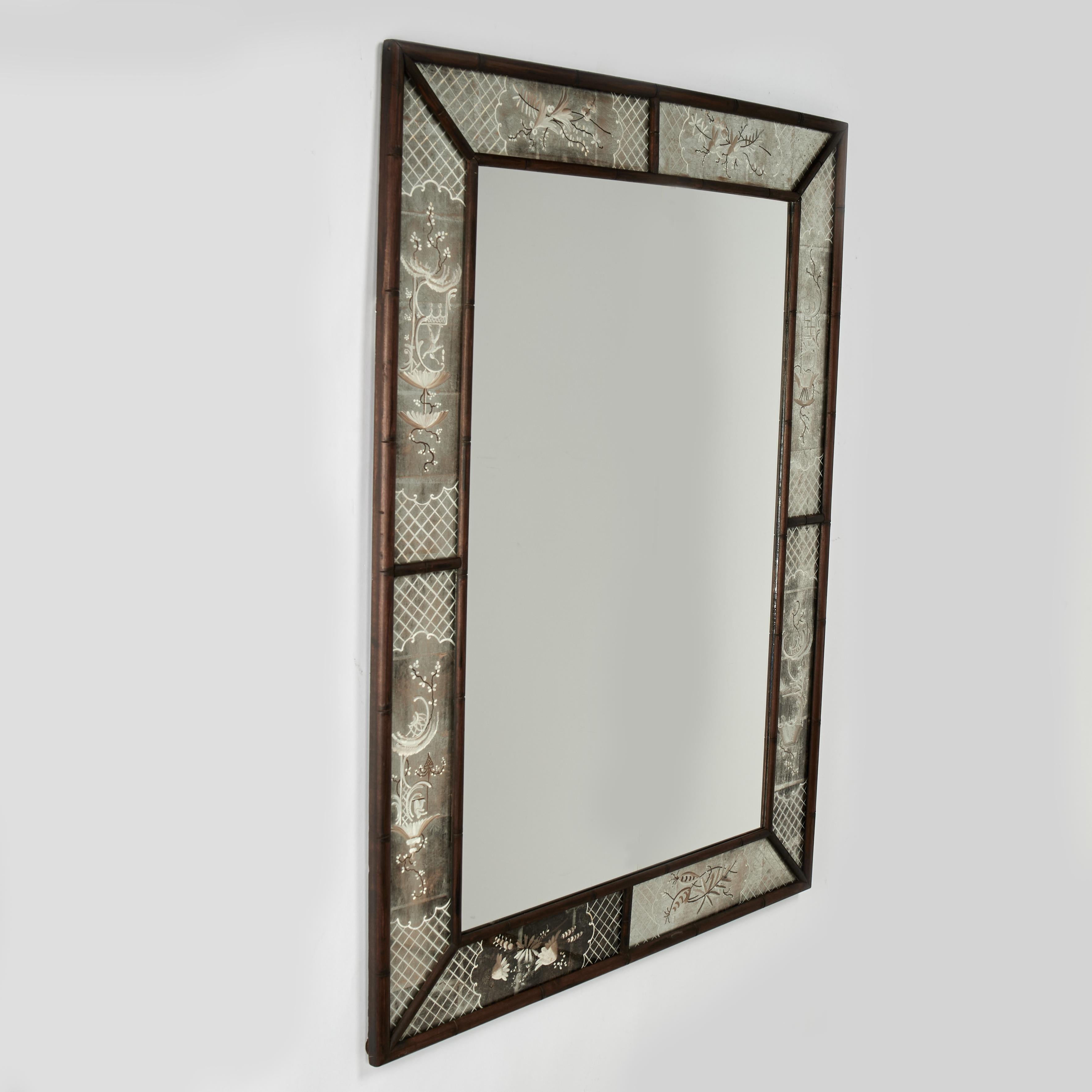 Schicker antiker englischer Wandspiegel mit einem Rahmen aus geschnitztem Bambusholz mit rückseitig geätzten Chinoiserie-Paneelen um ein rechteckiges Glas. 