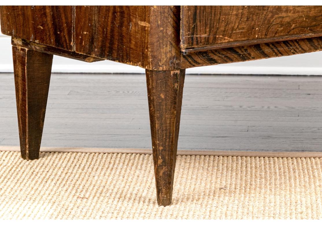 Antike Faux Grain gemalt Wood Kommode von Schubladen im Zustand „Starke Gebrauchsspuren“ im Angebot in Bridgeport, CT