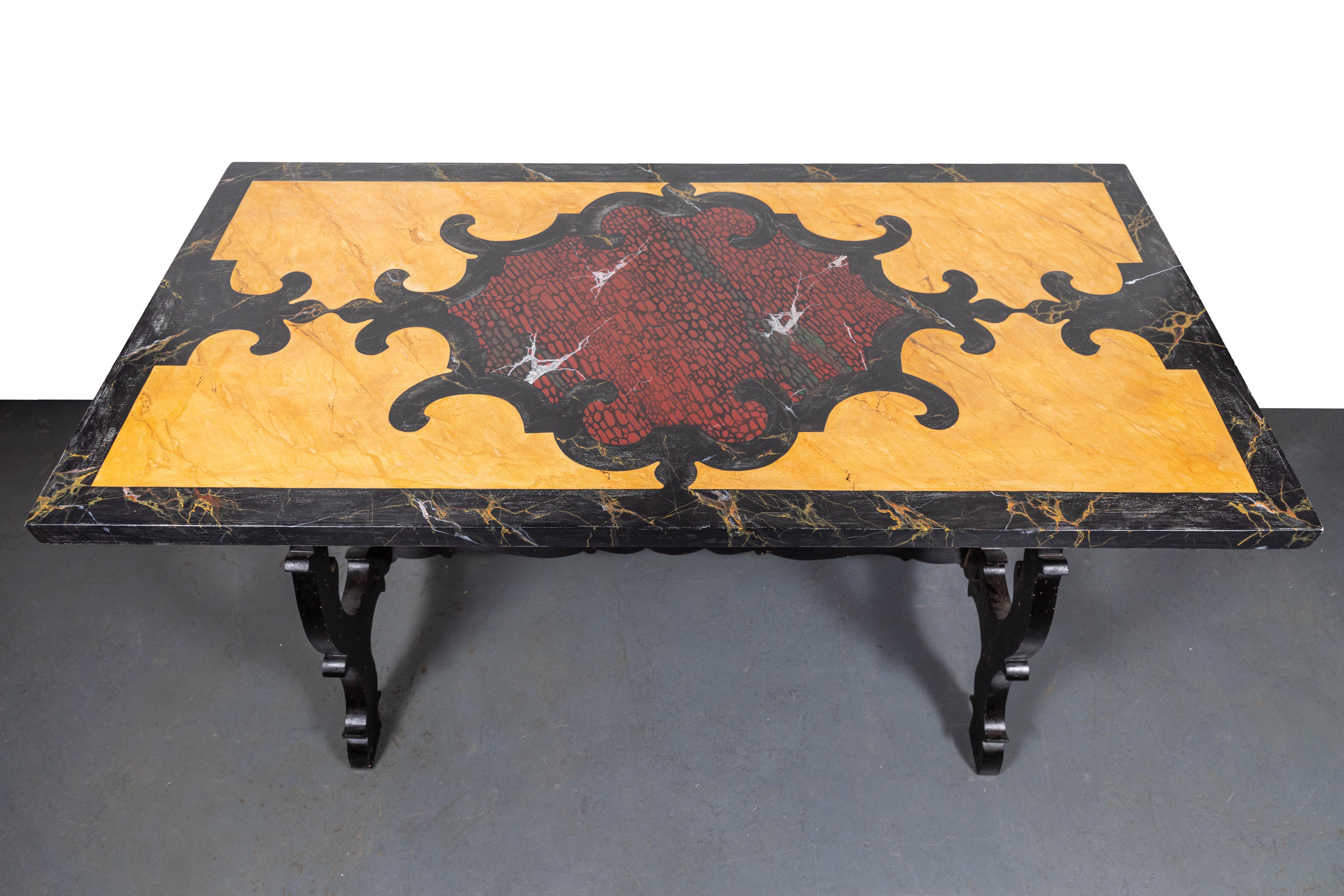 Handgeschnitzter italienischer Renaissance-Revival-Tisch aus der Jahrhundertwende mit lebendiger, handbemalter Platte aus Kunstmarmor über reich geschnitzten Beinen und Gestell.