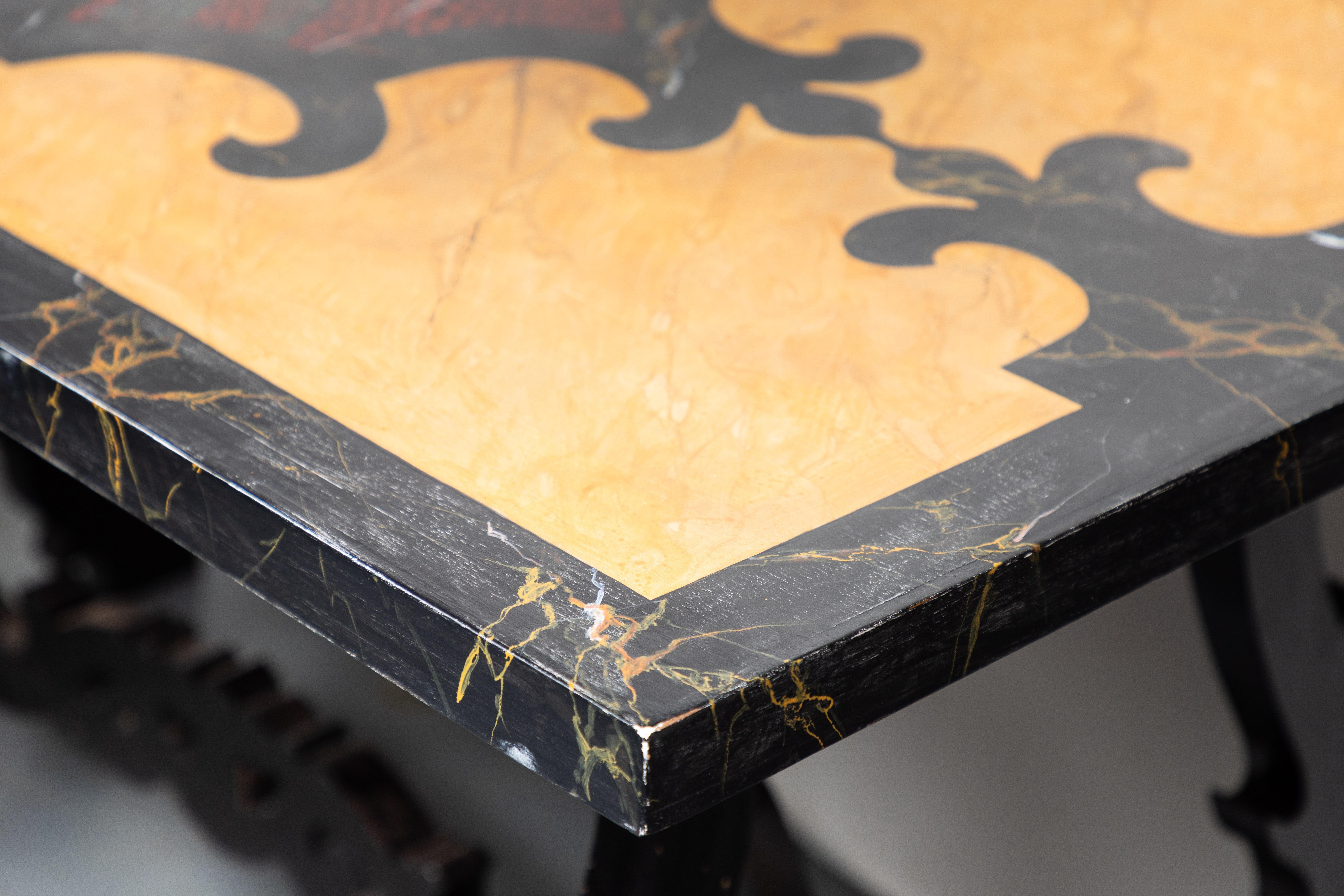 Antiker, bemalter Tisch aus Kunstmarmor, lackiert im Zustand „Gut“ im Angebot in Newport Beach, CA