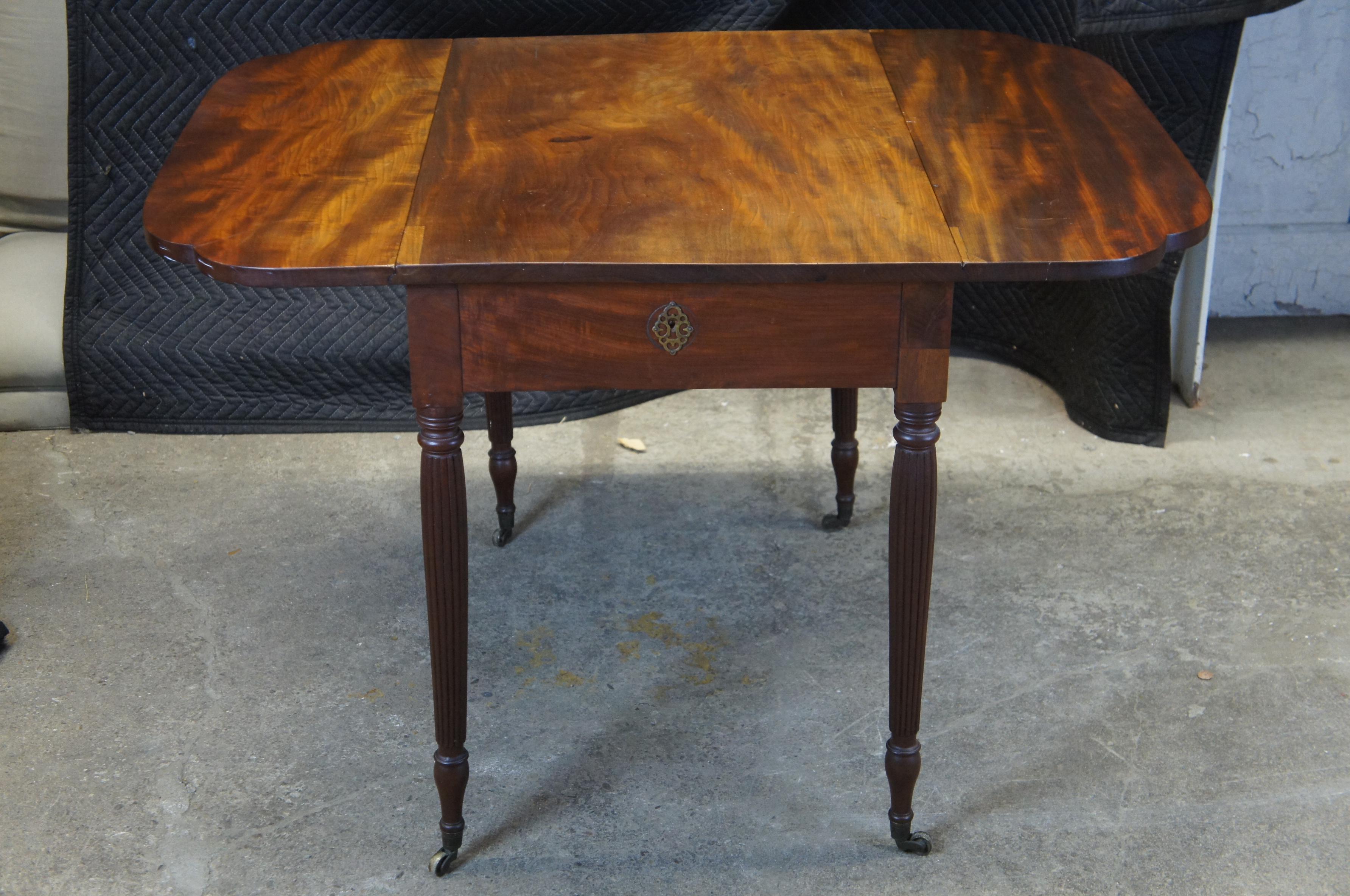 Antique Federal American Mahogany Drop Leaf Dining Breakfast Table For Sale 3