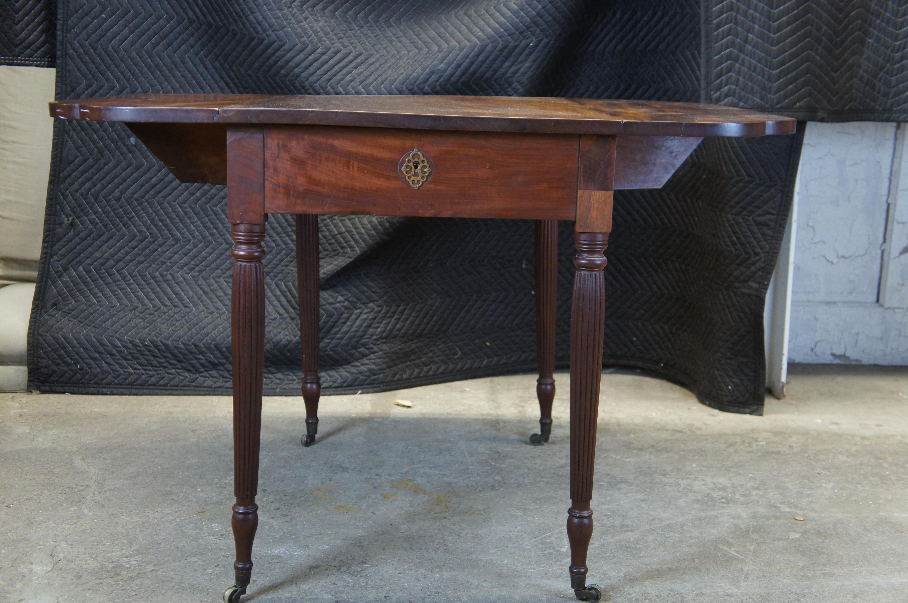 Antique Federal American Mahogany Drop Leaf Dining Breakfast Table For Sale 4
