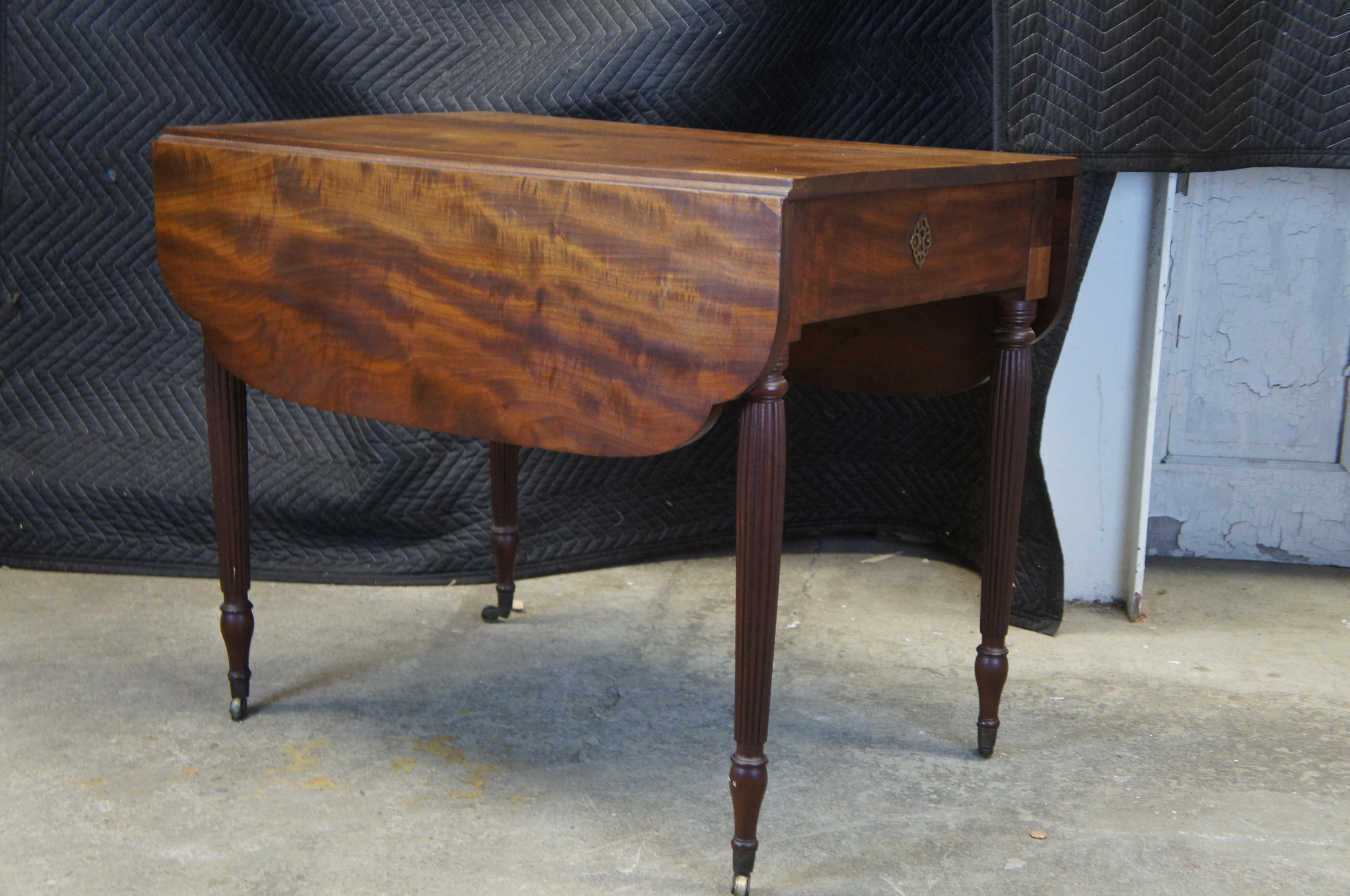 Antique Federal American Mahogany Drop Leaf Dining Breakfast Table For Sale 2
