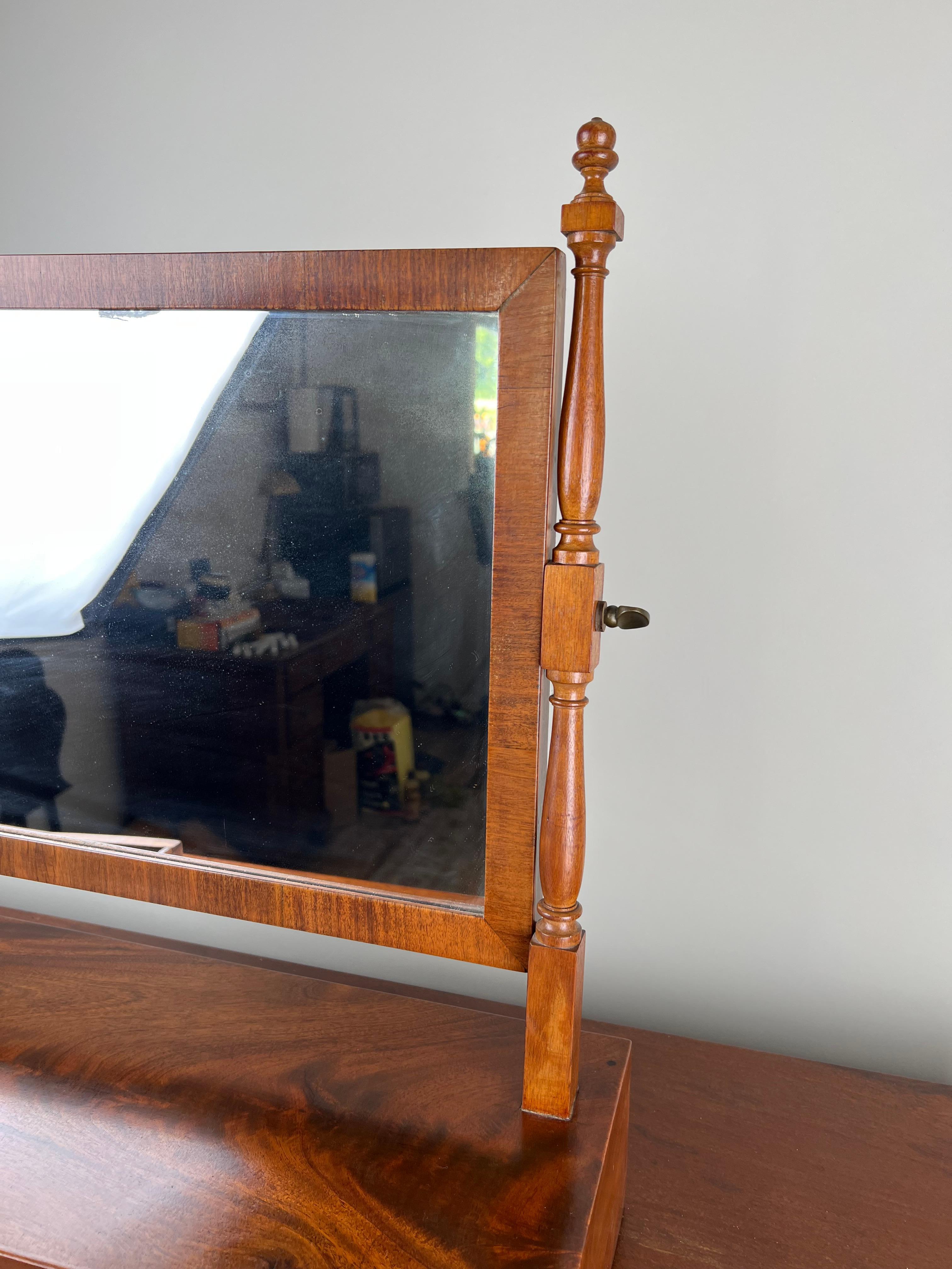 Américain Antique Federal Bow Front Three Drawer Shaving Mirror c. 1830 en vente