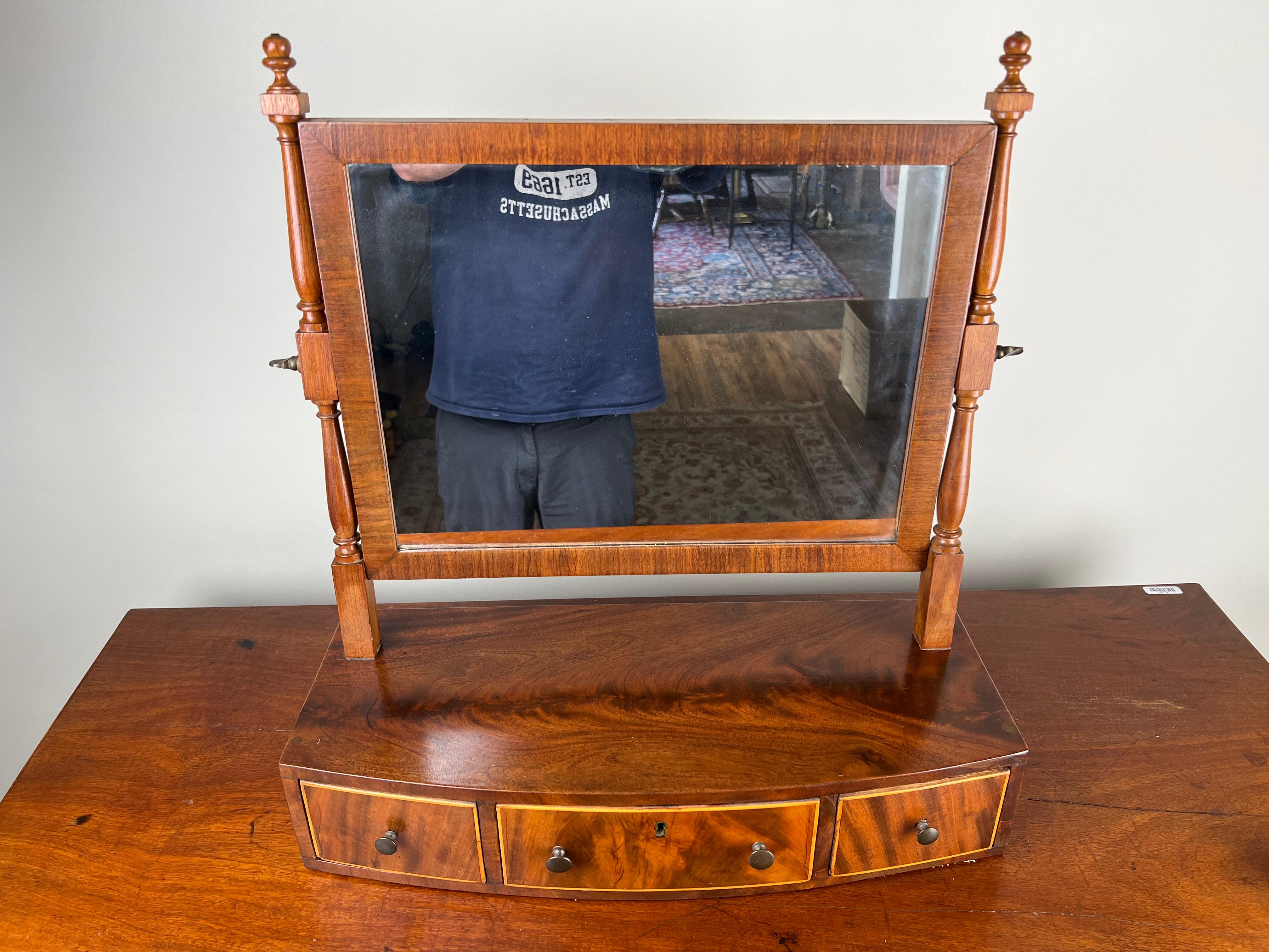 XIXe siècle Antique Federal Bow Front Three Drawer Shaving Mirror c. 1830 en vente