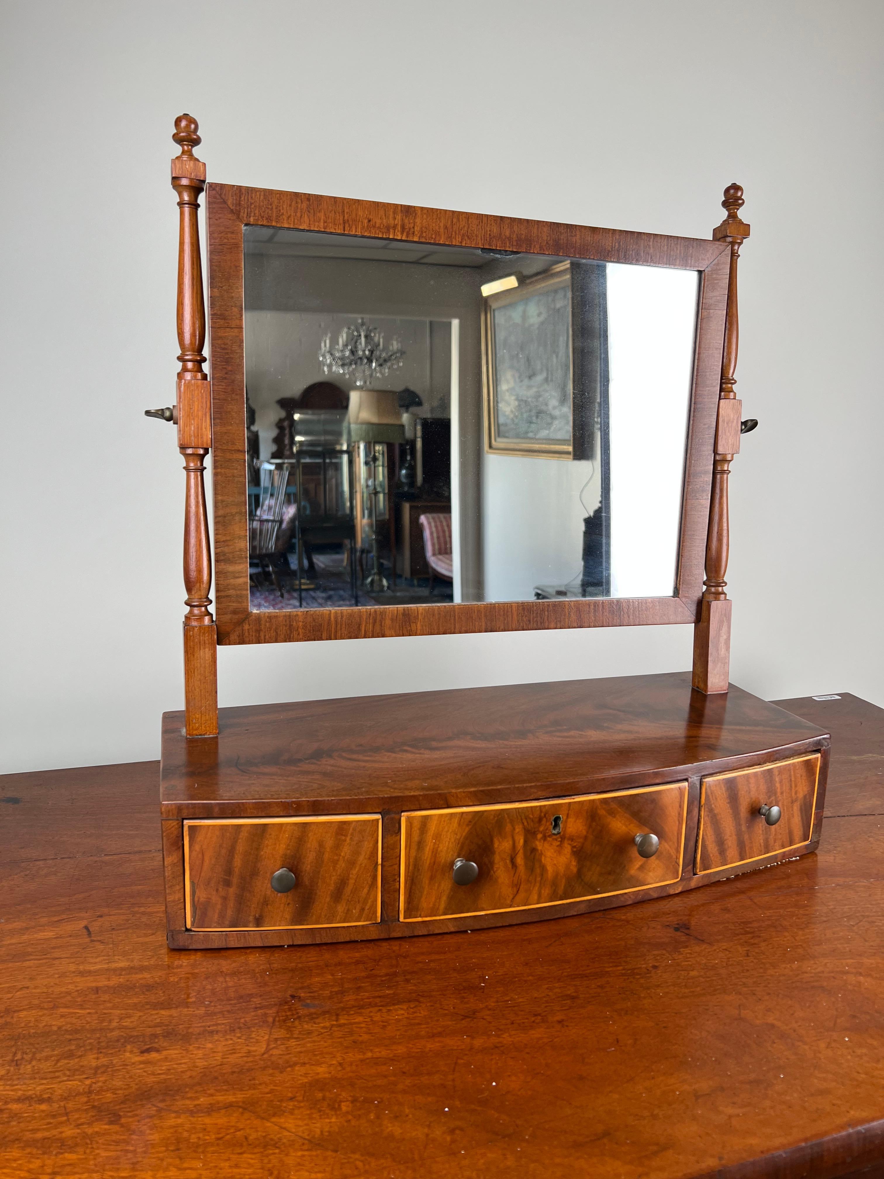 Acajou Antique Federal Bow Front Three Drawer Shaving Mirror c. 1830 en vente