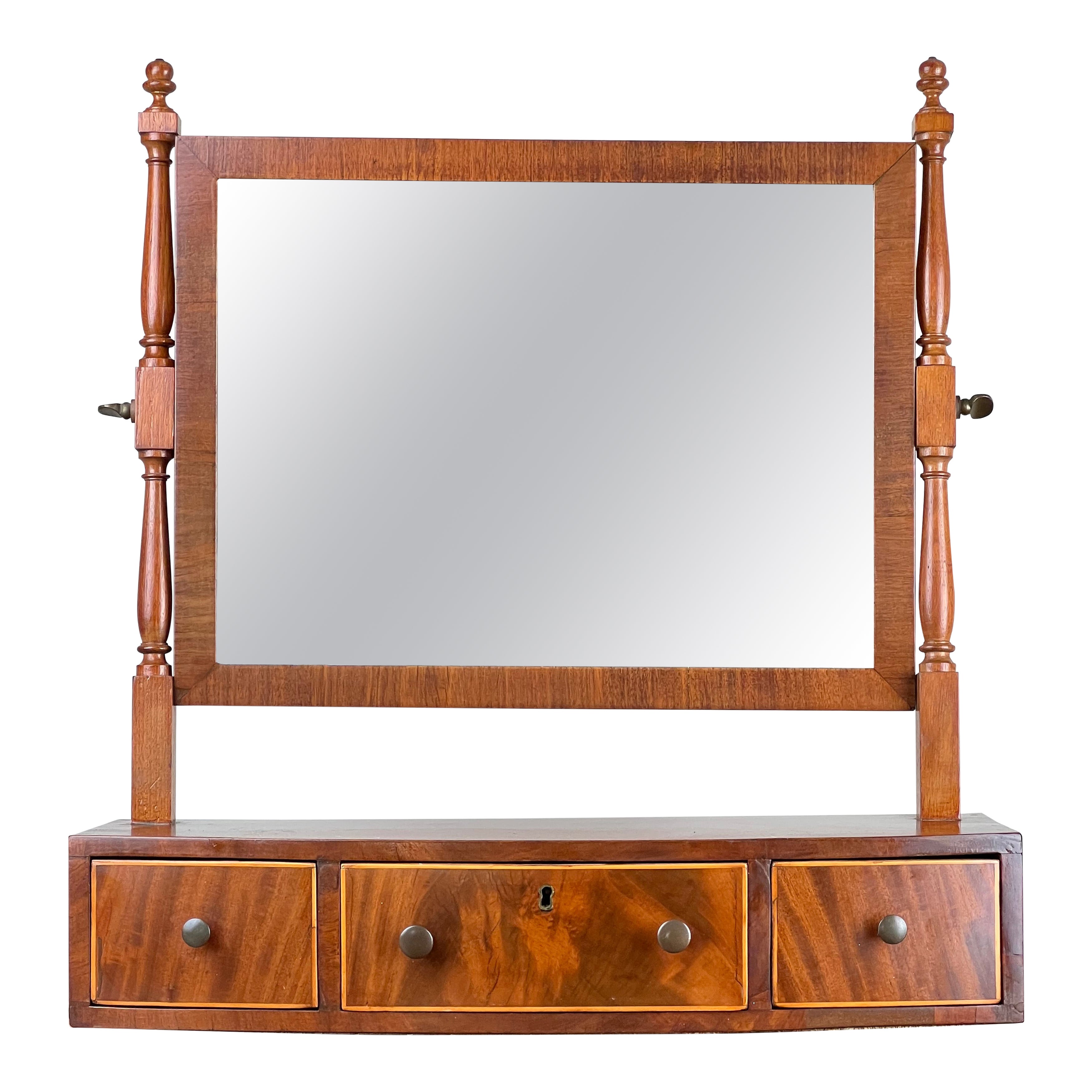 Antiguo espejo de afeitar federal de tres cajones con frontal arqueado c. 1830