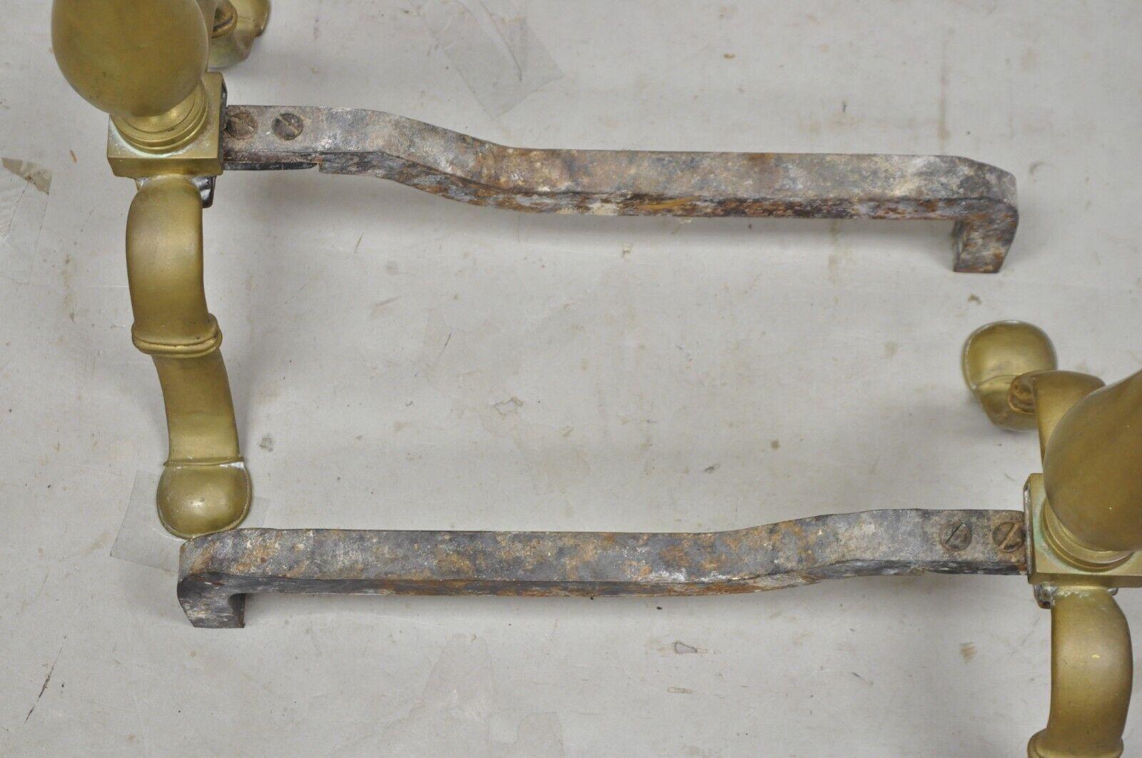 Laiton Ancienne paire de chenets d'âtre de cheminée en fonte à boulet de canon en laiton de style fédéral en vente