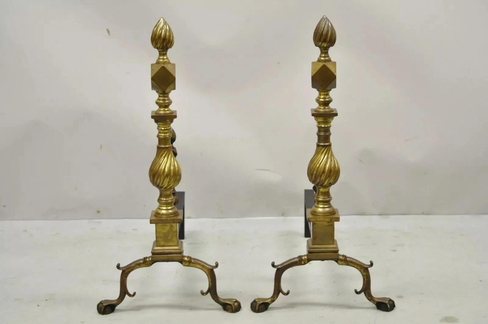 Antichi androni a spirale in ottone Feder con gambe a ramo e Ball and Claw - una coppia. L'oggetto presenta una notevole patina autentica, la colonna e il terminale a spirale, le gambe a ramo, i piedi a sfera e ad artiglio, la forma geometrica della