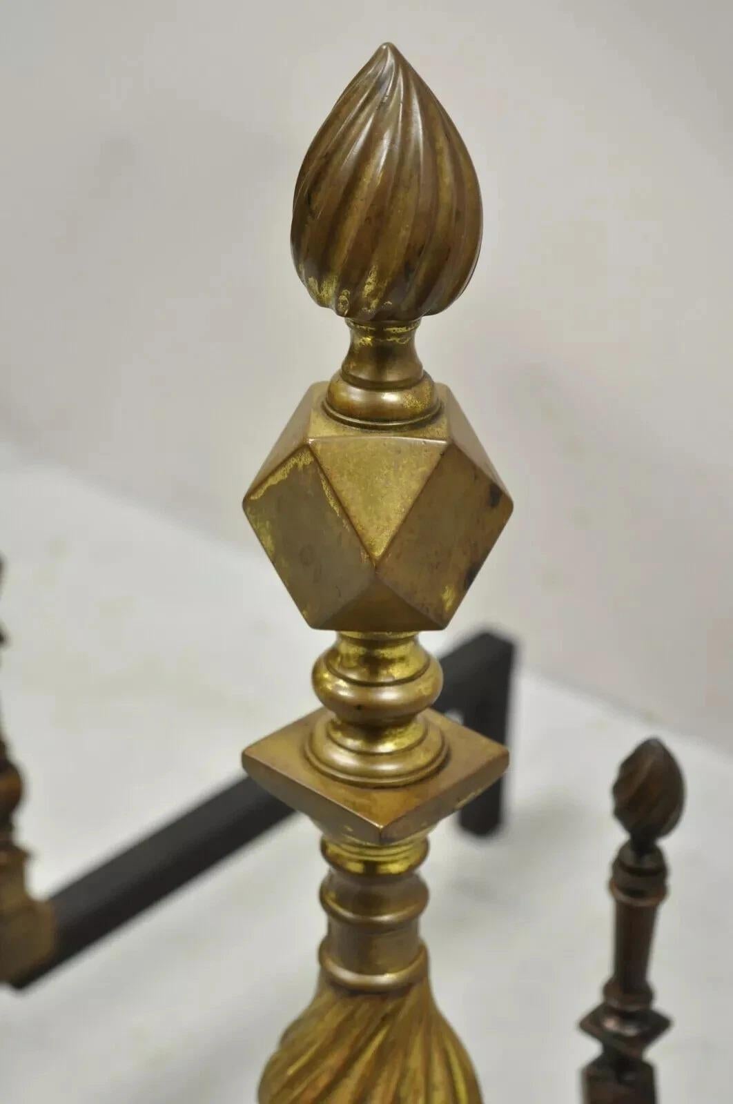 Federale Androni antichi in ottone Feder con gambe a ramo e Ball and Ball a spirale - Coppia in vendita