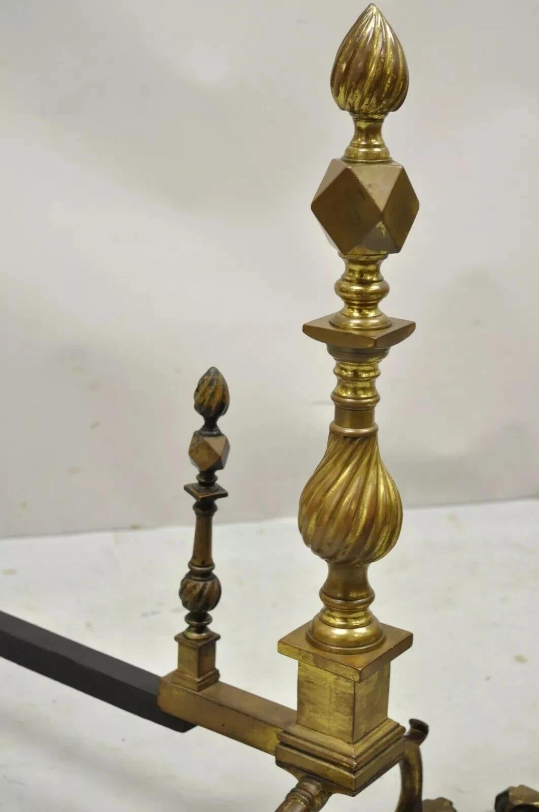 Sconosciuto Androni antichi in ottone Feder con gambe a ramo e Ball and Ball a spirale - Coppia in vendita