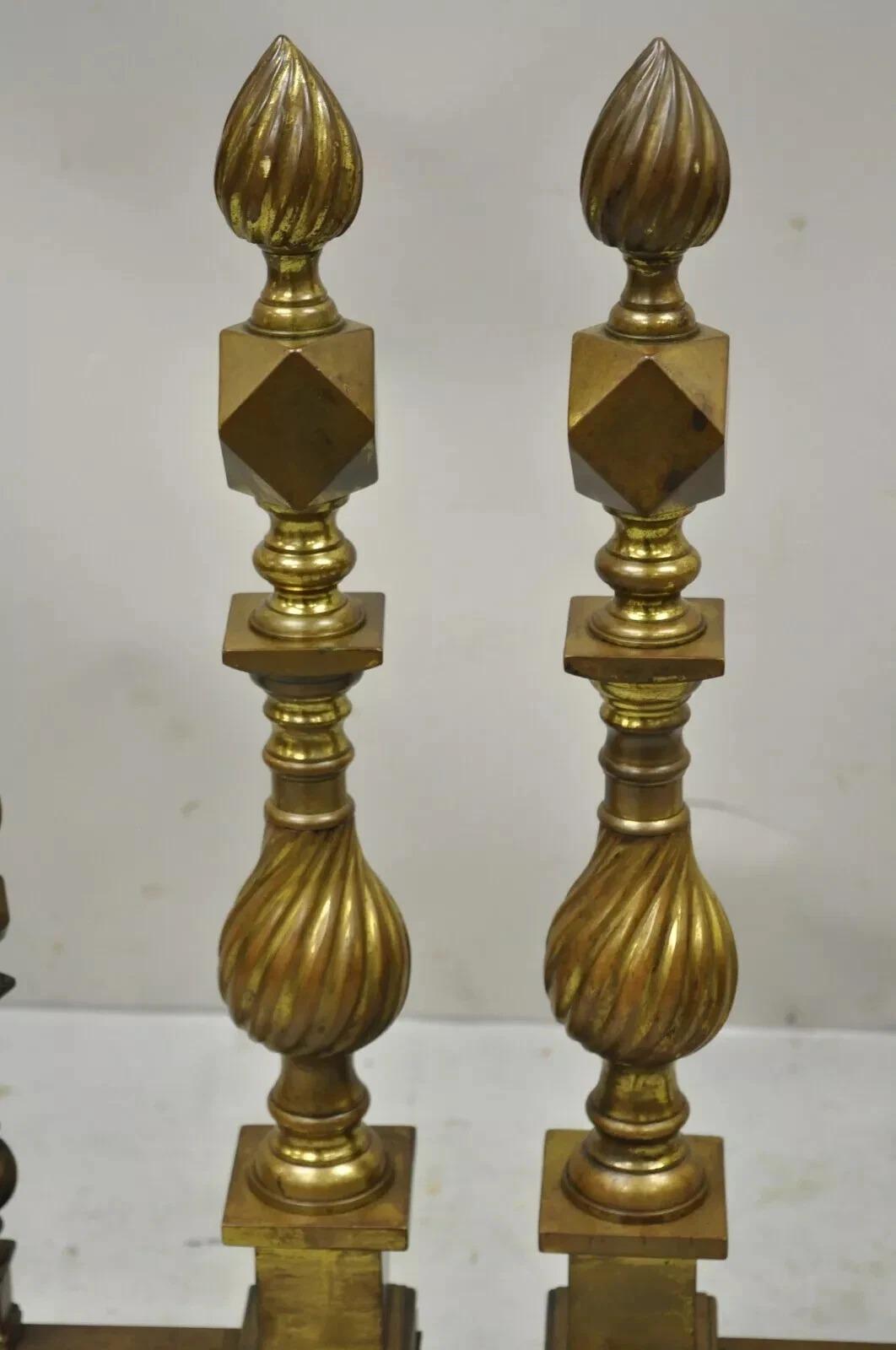 Androni antichi in ottone Feder con gambe a ramo e Ball and Ball a spirale - Coppia In condizioni buone in vendita a Philadelphia, PA