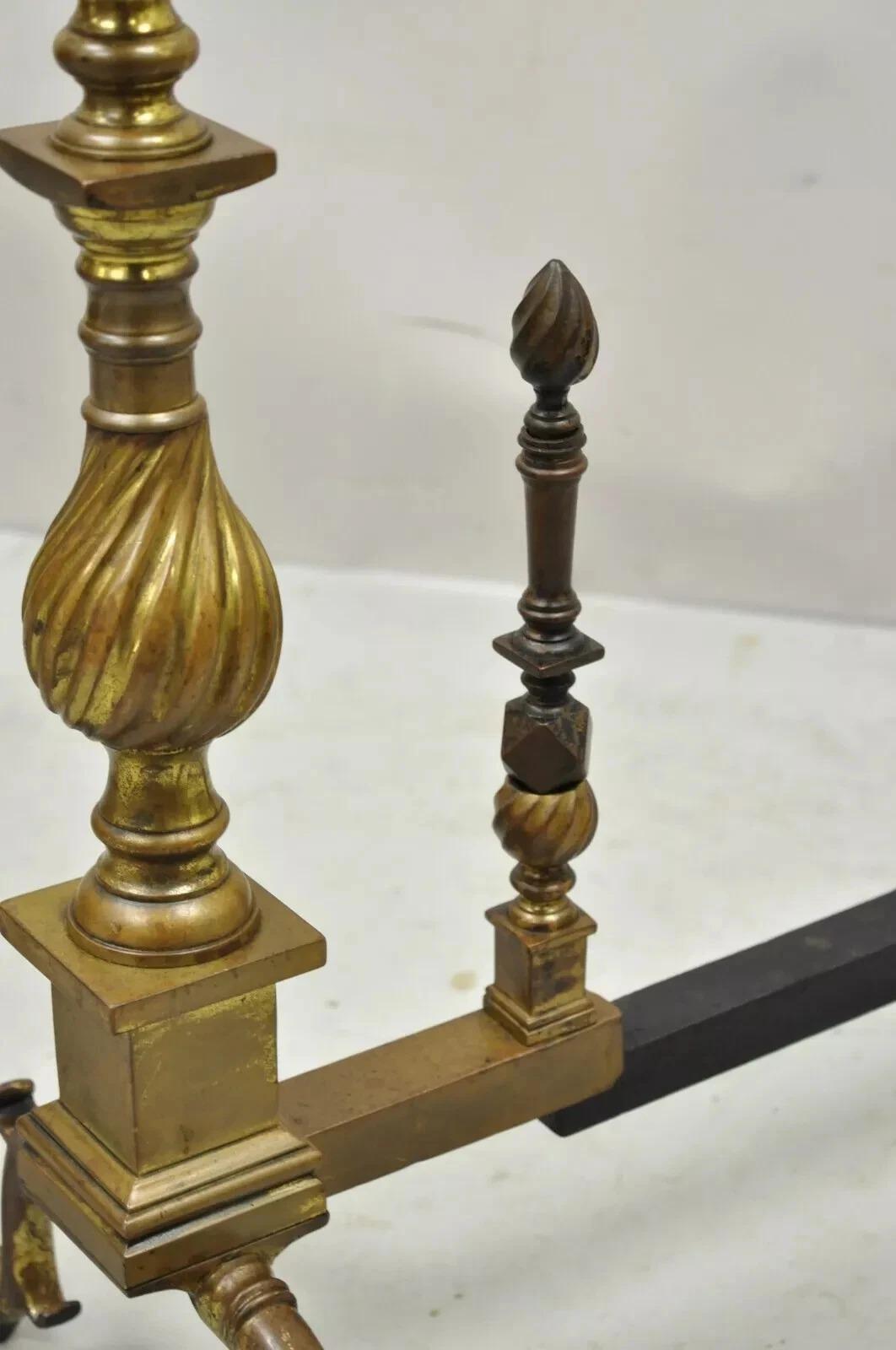 XX secolo Androni antichi in ottone Feder con gambe a ramo e Ball and Ball a spirale - Coppia in vendita