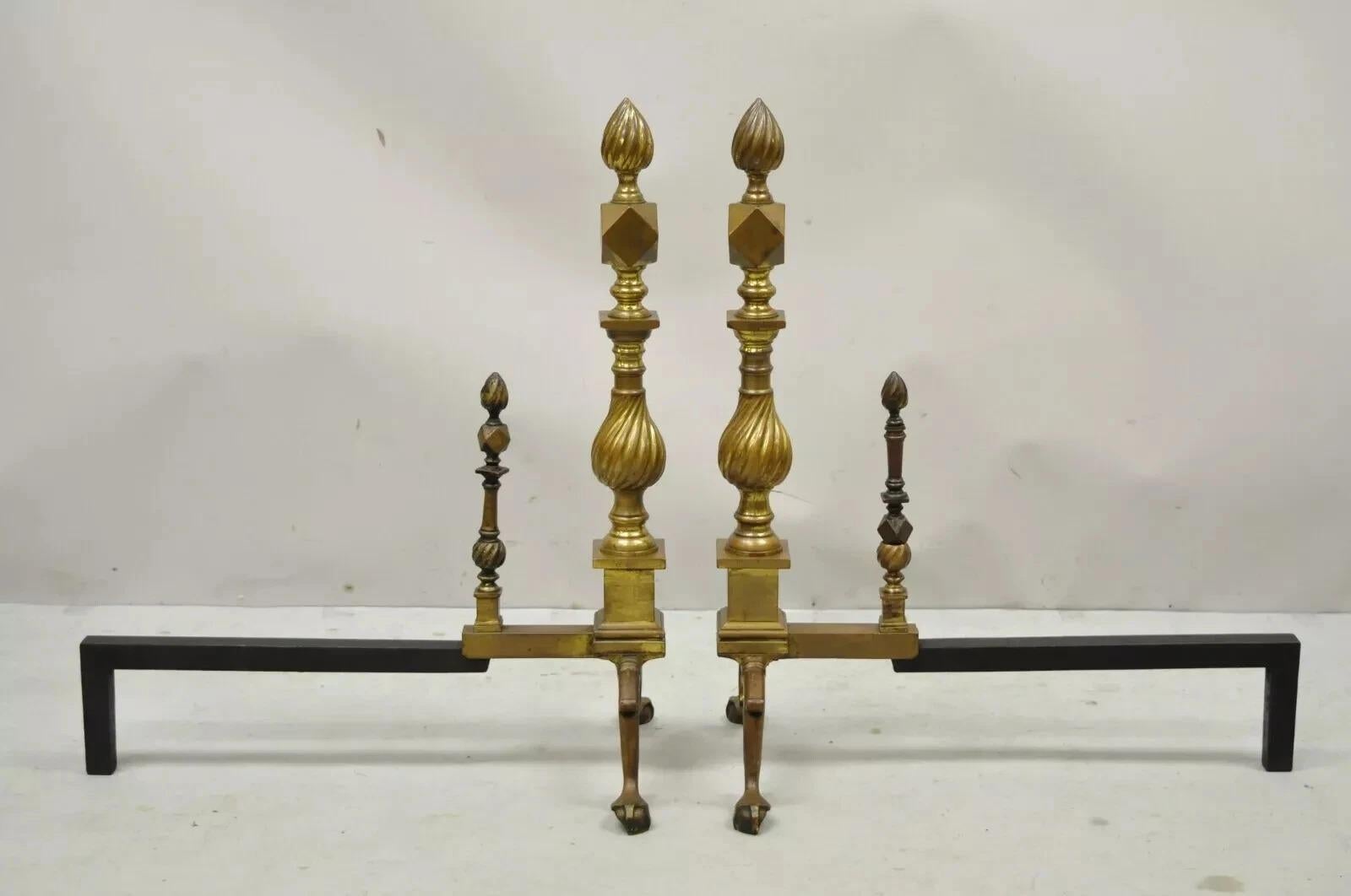 Ottone Androni antichi in ottone Feder con gambe a ramo e Ball and Ball a spirale - Coppia in vendita