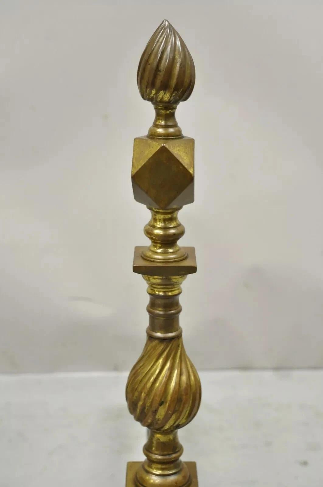 Androni antichi in ottone Feder con gambe a ramo e Ball and Ball a spirale - Coppia in vendita 1