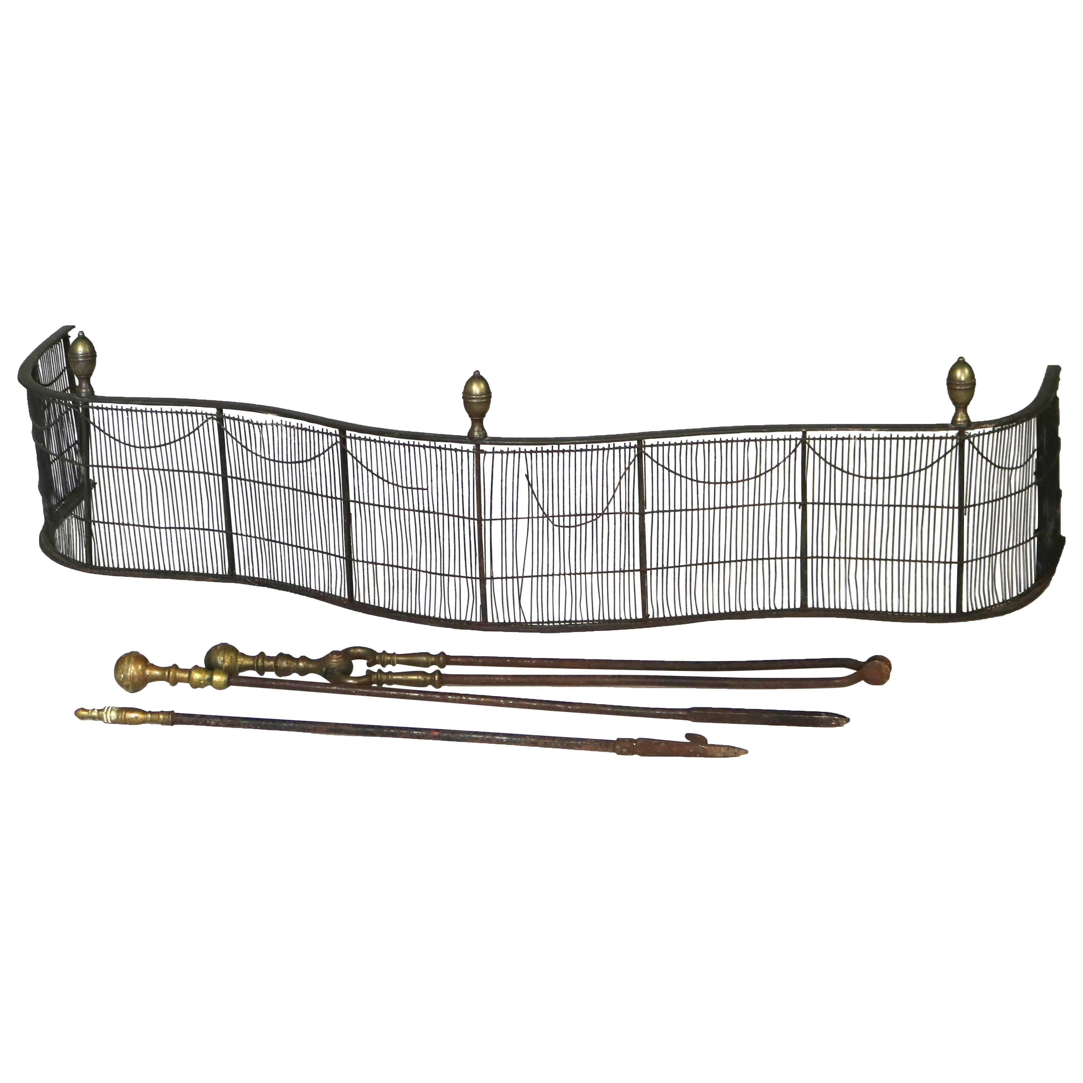 Antico parafuoco Feder in ottone e filo e set di utensili in tre pezzi C1810 in vendita