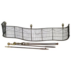 Antiguo juego de herramientas y defensa de chimenea federal de latón y alambre C1810