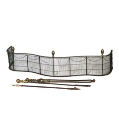 Antiguo juego de herramientas y defensa de chimenea federal de latón y alambre C1810