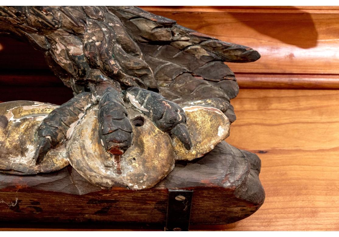 Antique Federal Carved And Gilt Finished Eagle In condizioni deteriorate in vendita a Bridgeport, CT