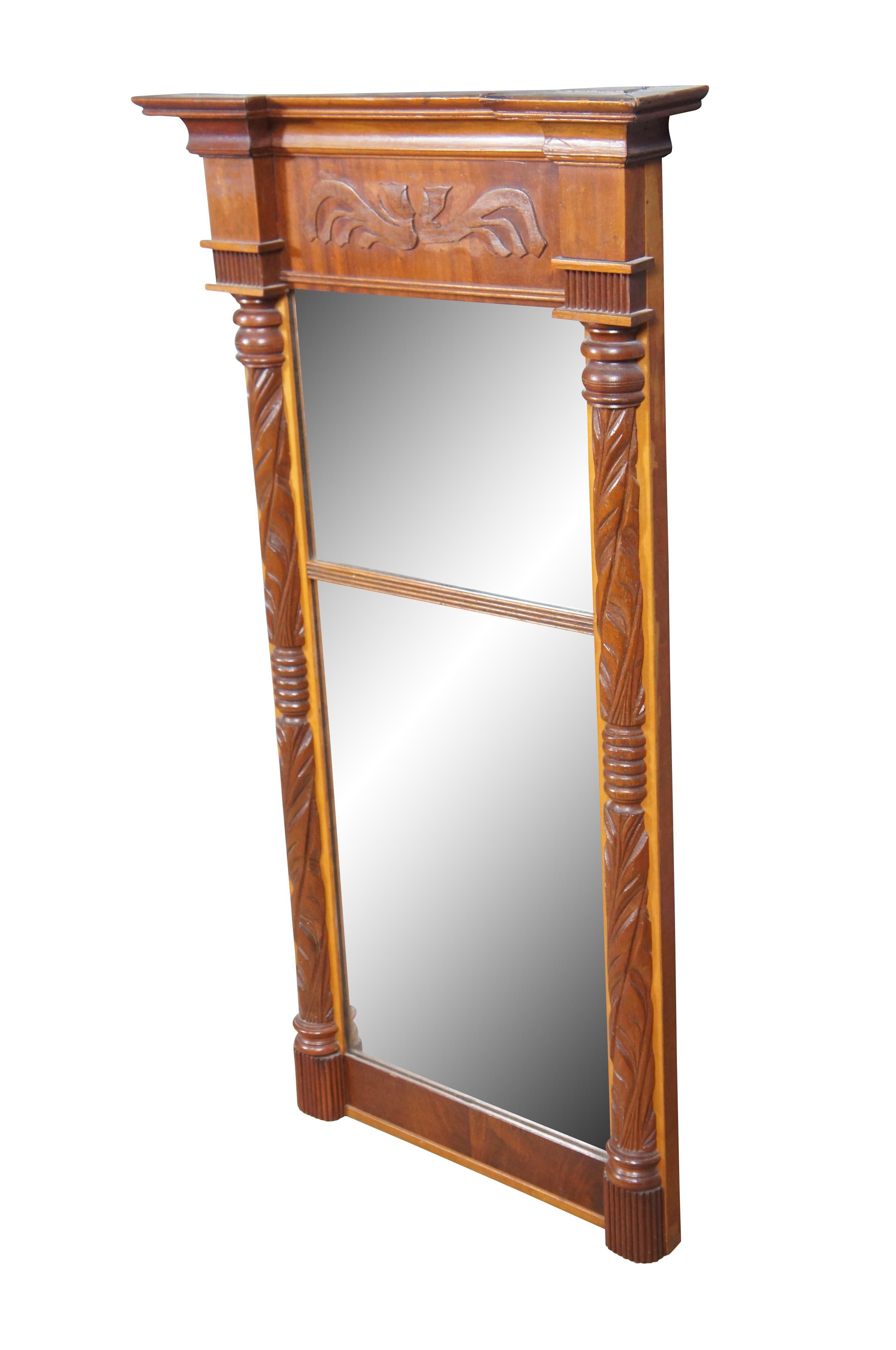 Antiguo espejo de muelle / trumeau de estilo federal / imperio - de forma rectangular rematado con un frontón sobre un aplique foliado; espejo dividido flanqueado por columnas talladas en forma de hoja.

Dimensiones:
18,75