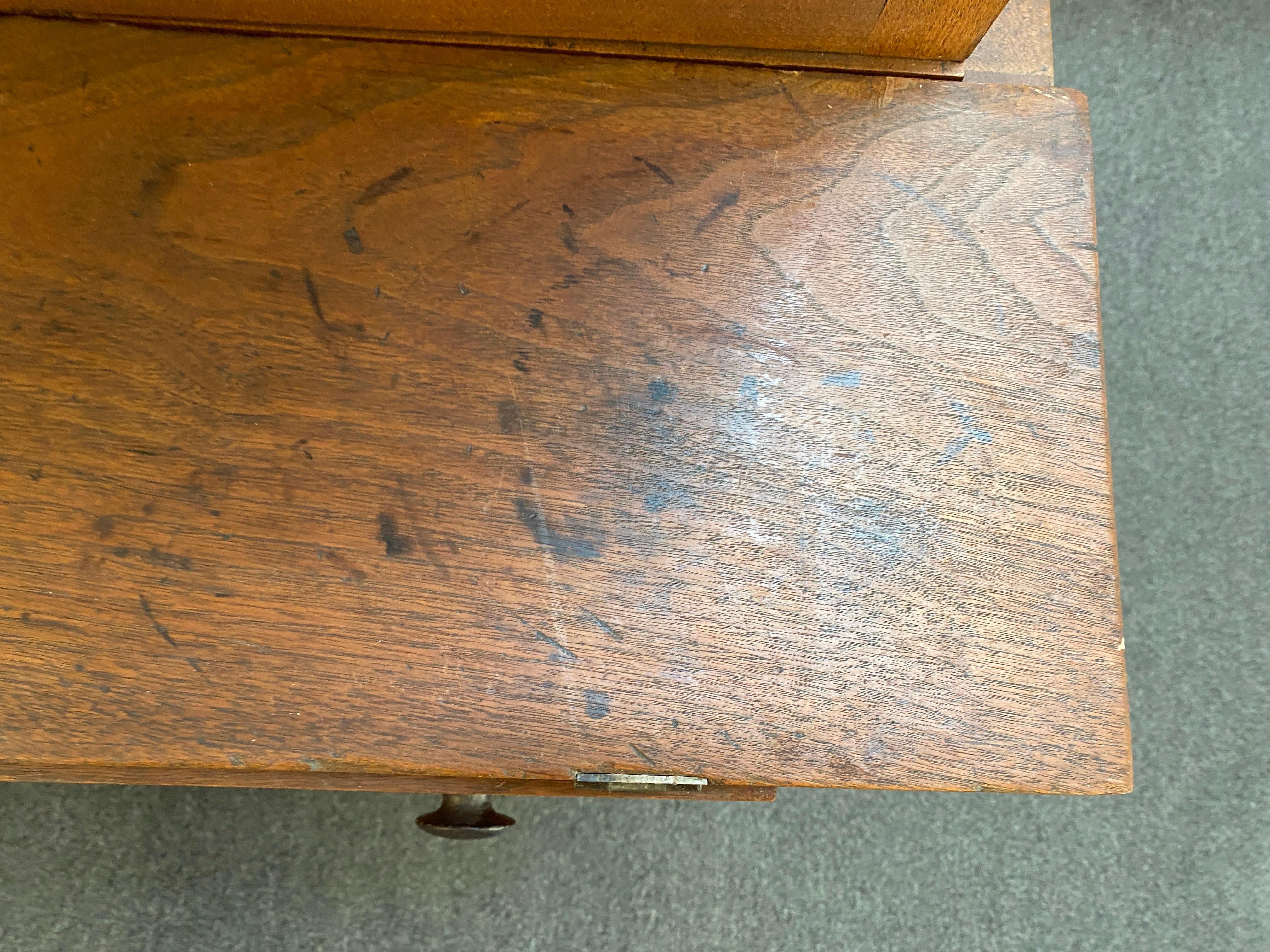 Antiguo escritorio federal de madera de cerezo y estantería de cristal en venta 2