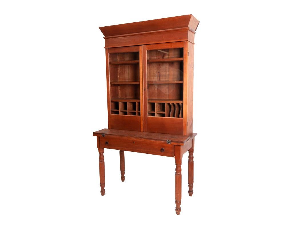Antiker Federal Kirschbaumholz-Schreibtisch und Glasdoor-Bücherregal (amerikanisch) im Angebot