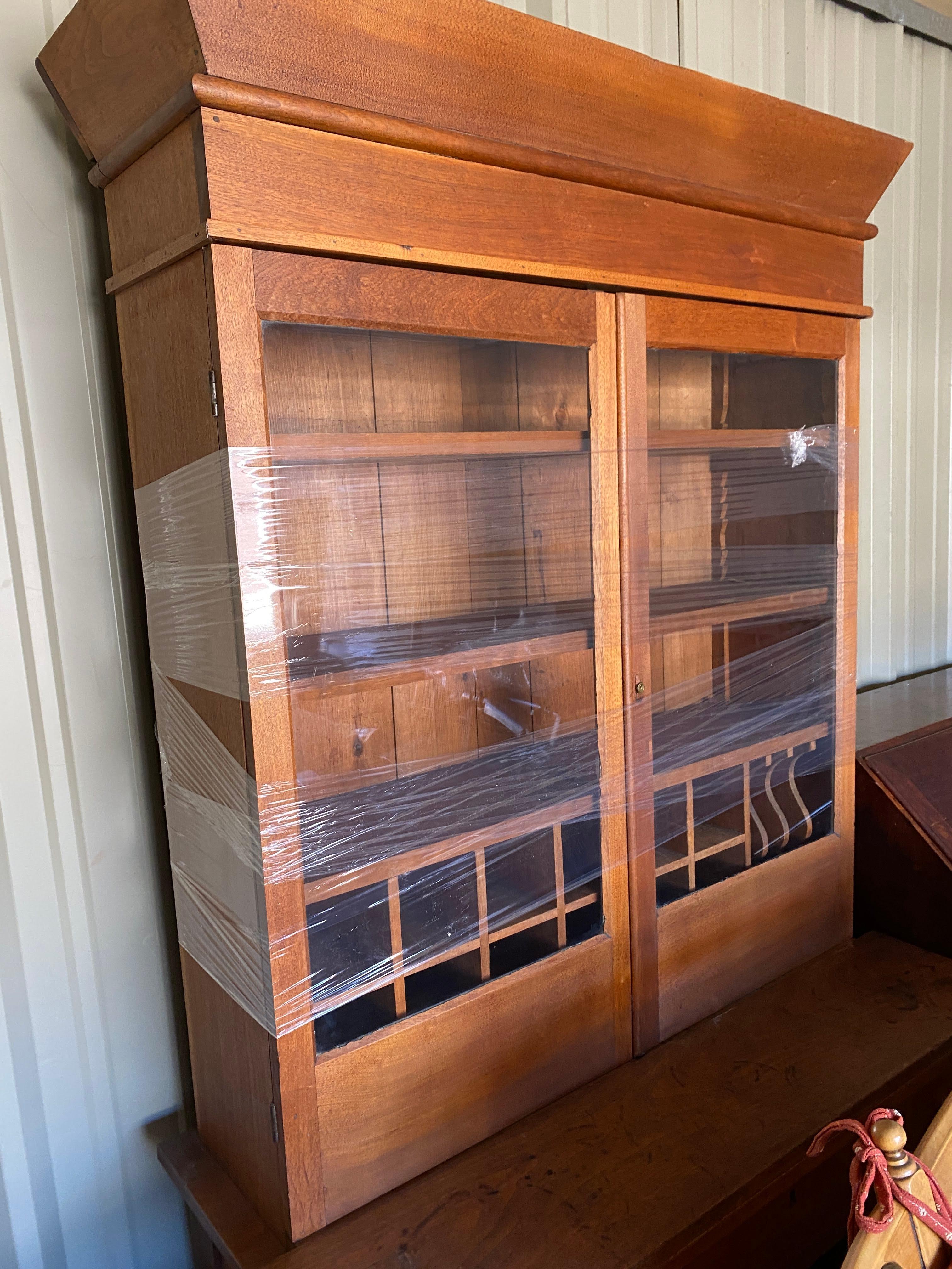 Antiker Federal Kirschbaumholz-Schreibtisch und Glasdoor-Bücherregal (Handgefertigt) im Angebot