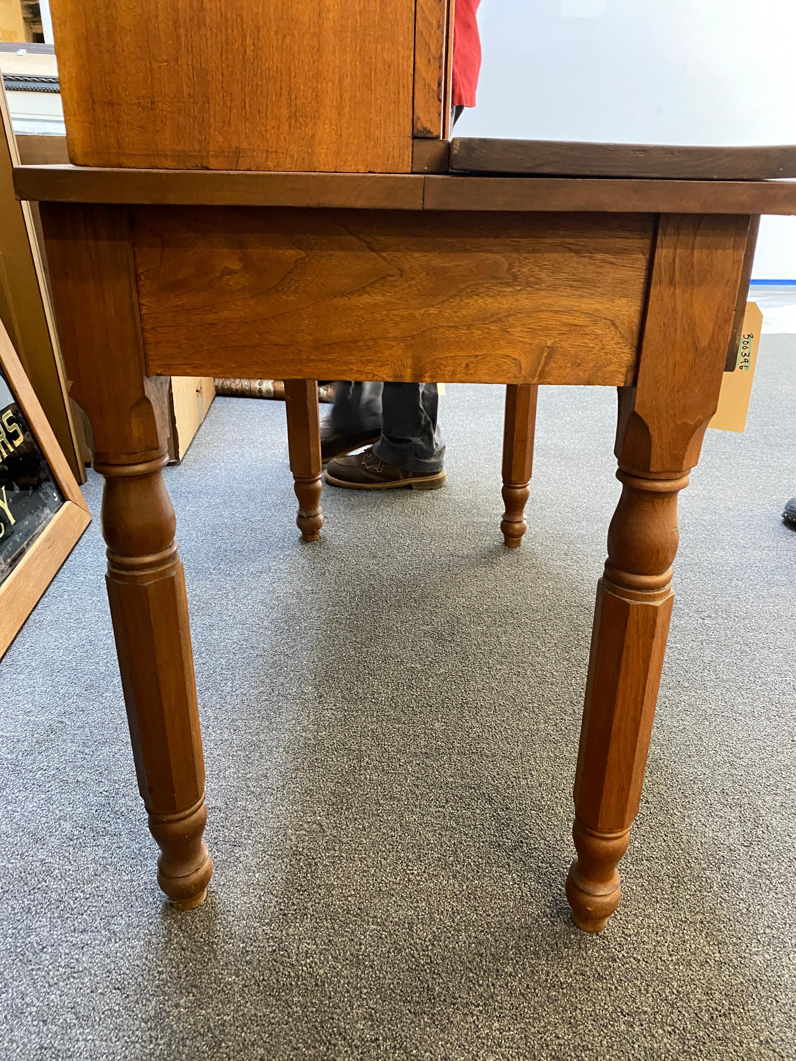Antiguo escritorio federal de madera de cerezo y estantería de cristal Hecho a mano en venta