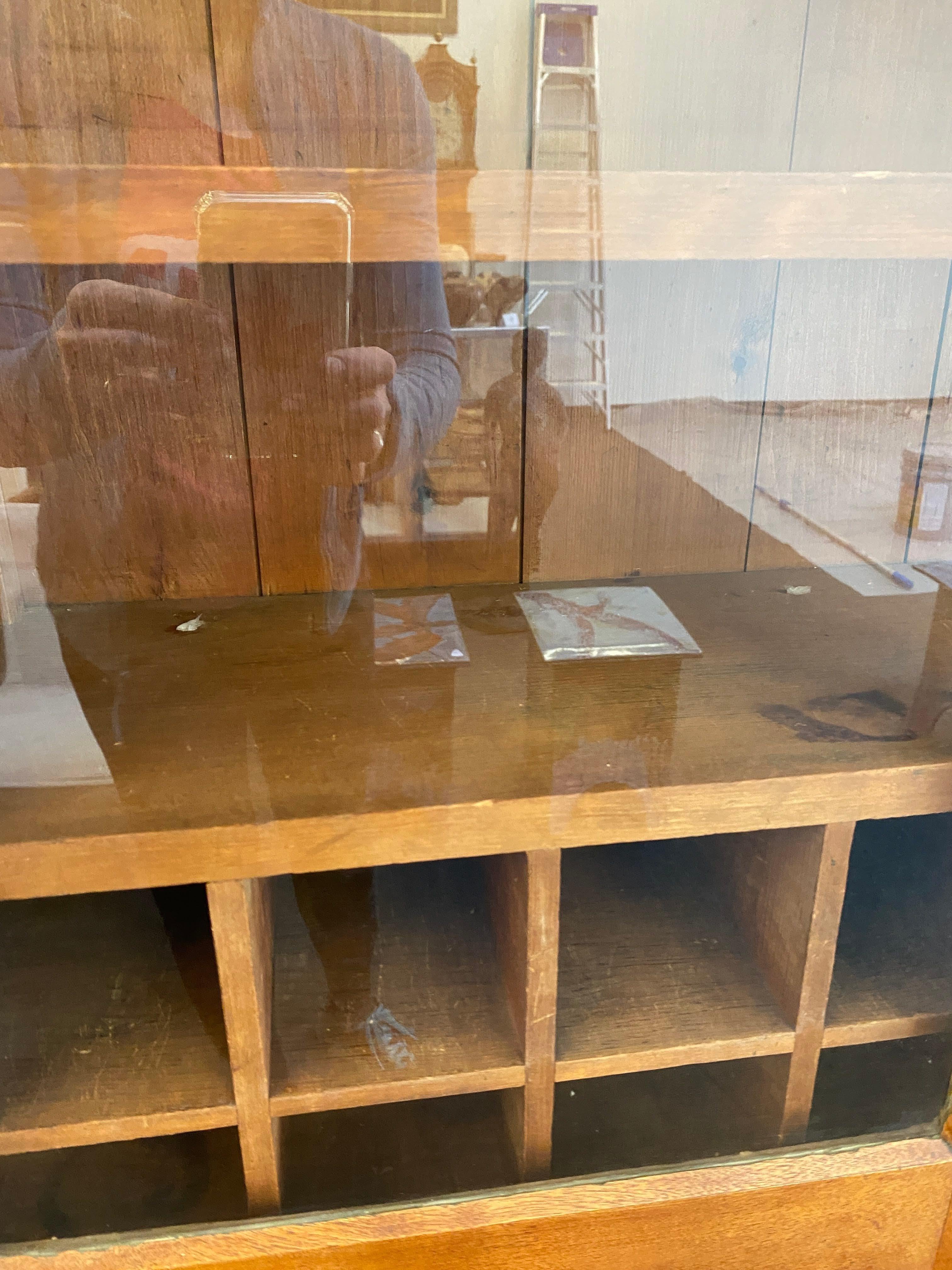Antiker Federal Kirschbaumholz-Schreibtisch und Glasdoor-Bücherregal (Messing) im Angebot