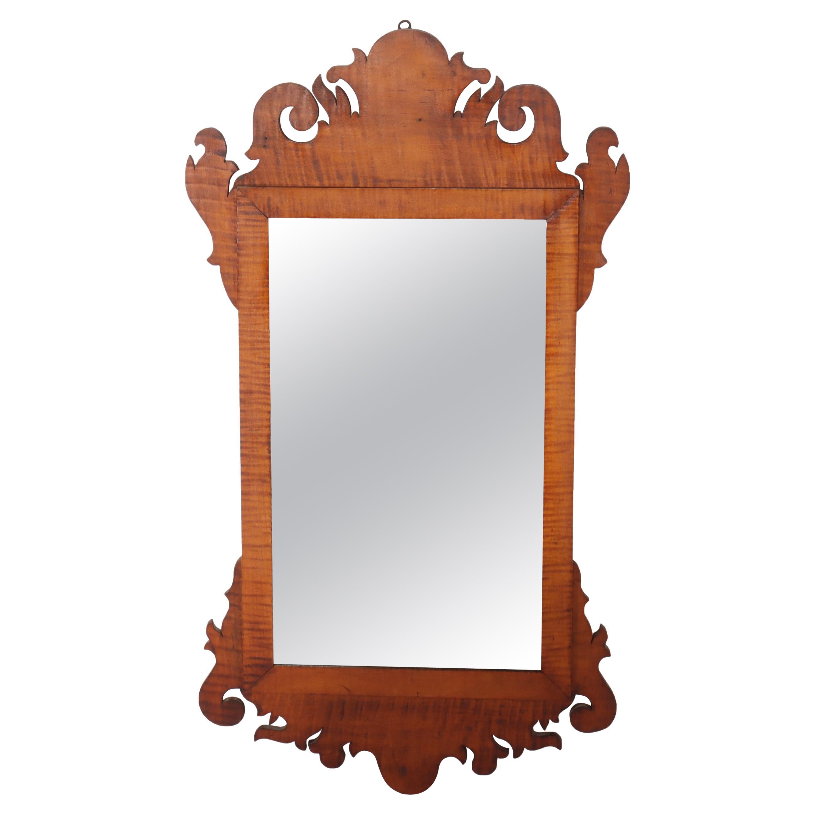 Miroir ancien en érable tigré Chippendale fédéral par The Elite Antique Shoppe C1930 en vente