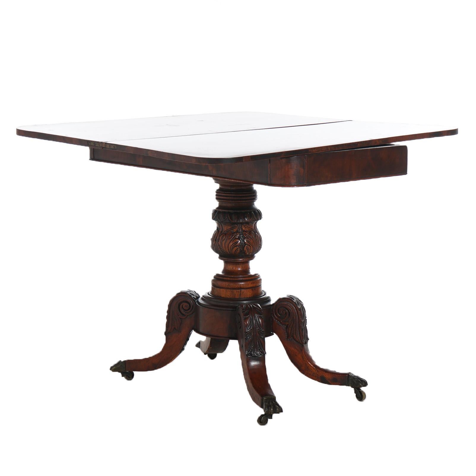 Sculpté Ancienne table à cartes en acajou sculpté de style Feder Duncan Phyfe C1830 en vente