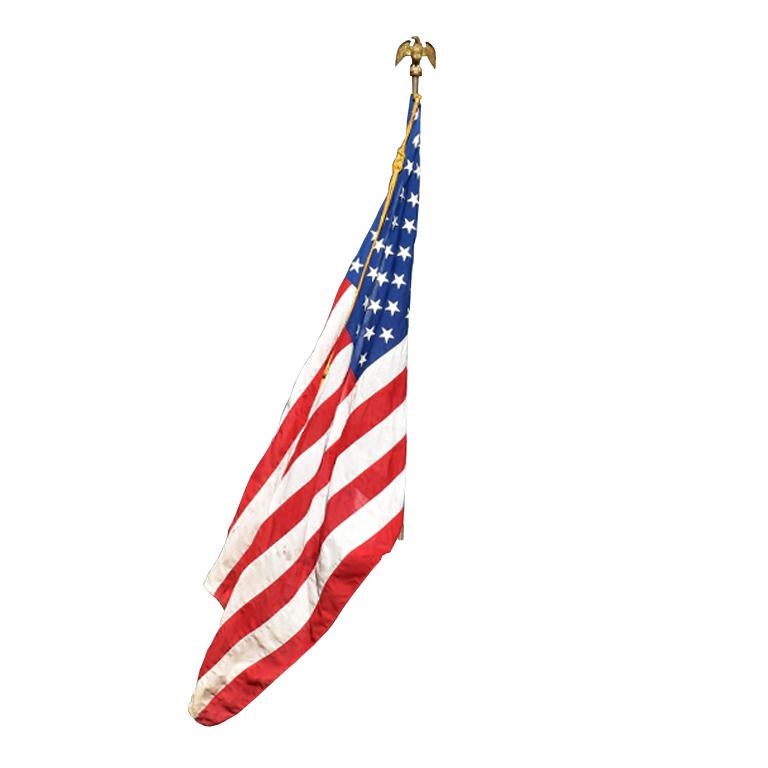 Monumentale amerikanische 50-Sterne-Flagge mit antikem Bundesadler aus Messing und Holzmast. Ein patriotisches Stück, das in jedes Haus passt. Dieses Set enthält sowohl eine alte amerikanische Flagge als auch eine antike Bundesadler-Messing- und