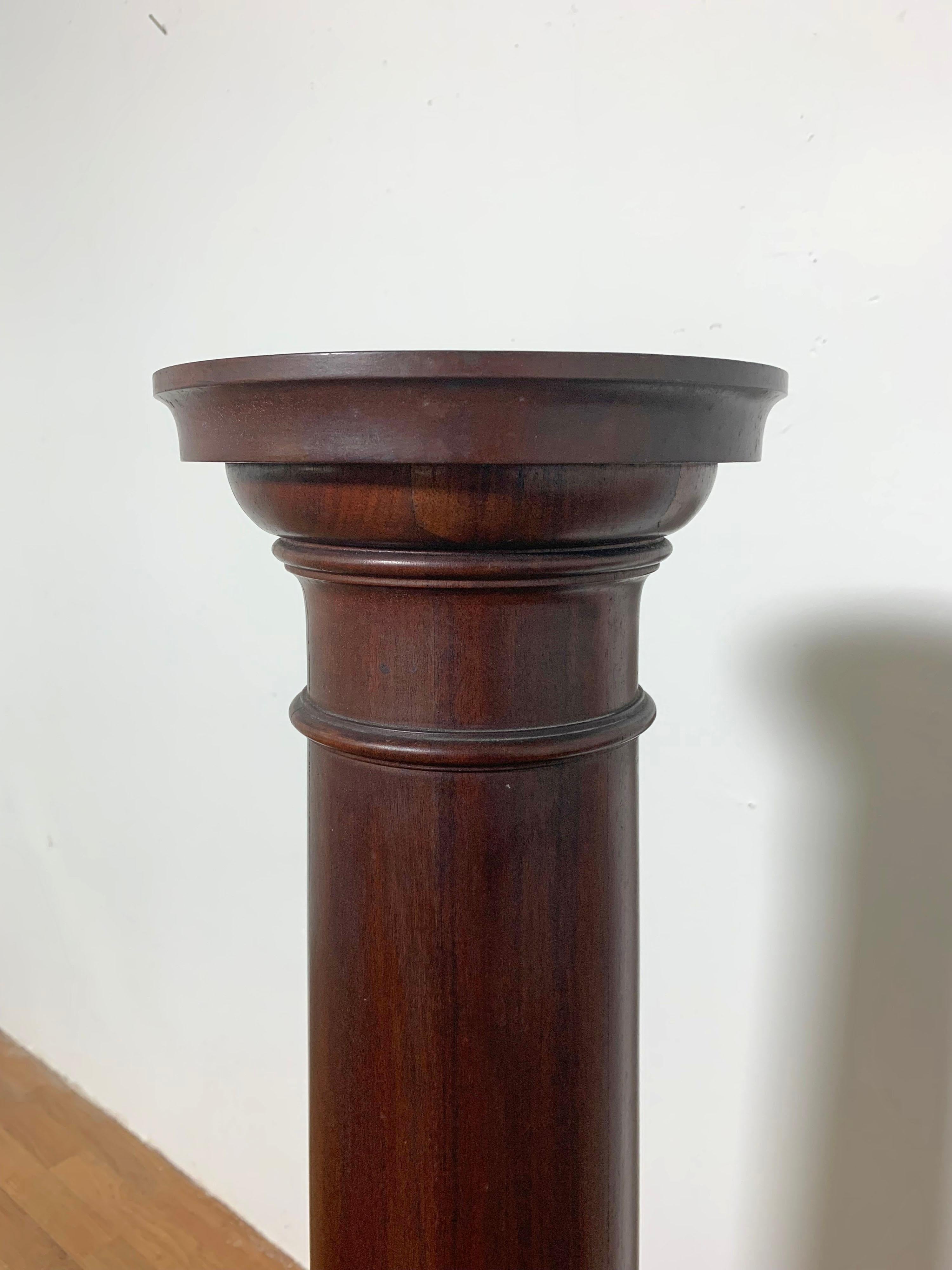 An American Federal era columnar pedestal in solid mahogany circa early 1800s.
The top surface diameter is 9.25