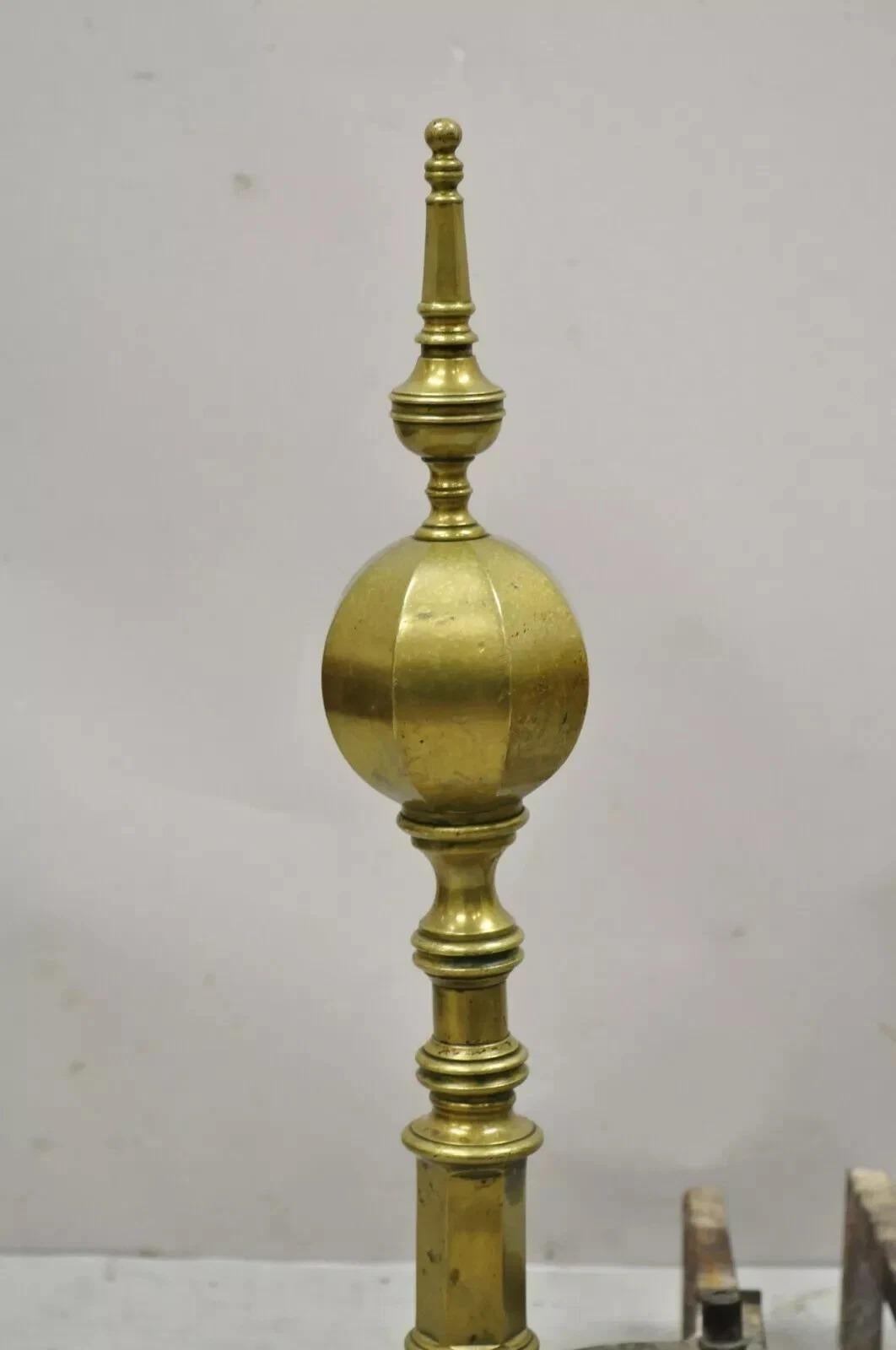 Antichi androni in ghisa con piede a cannone in ottone sfaccettato di Feder - una coppia. L'articolo ha dimensioni imponenti, piedi a sfera e artiglio, ottima patina originale, forme sfaccettate a palla di cannone, costruzione in ottone e ghisa, una