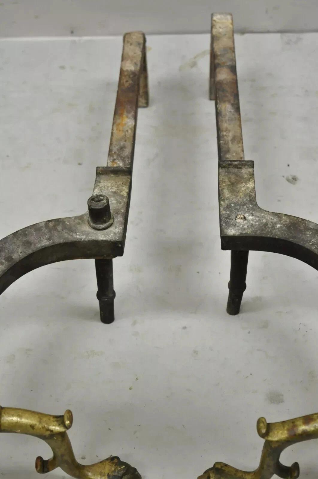Ottone Antico Feders in ottone sfaccettato con piede a cannone Branch in ghisa - una coppia in vendita