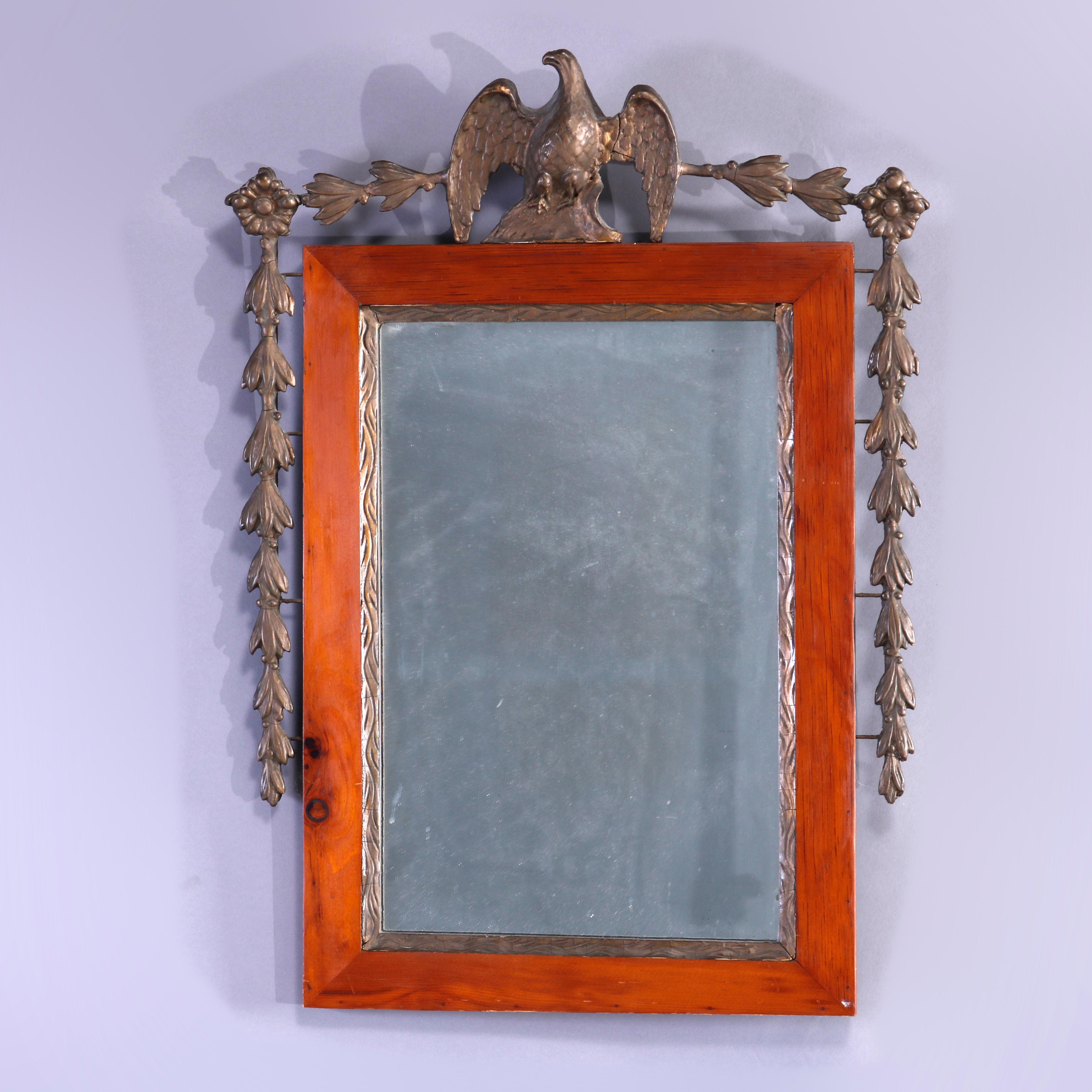 Ein antiker föderaler Wandspiegel bietet einen Rahmen mit einem figuralen vergoldeten Adler auf dem Scheitel und einer flankierenden umgekehrten Glockenblumengirlande, um 1840

Maße - 27''H x 19,5''W x 2,5''D.

Kataloghinweis: Erkundigen Sie sich