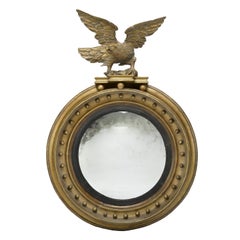 Miroir fédéral ancien sculpté à la main et doré en forme d'aigle:: 1815