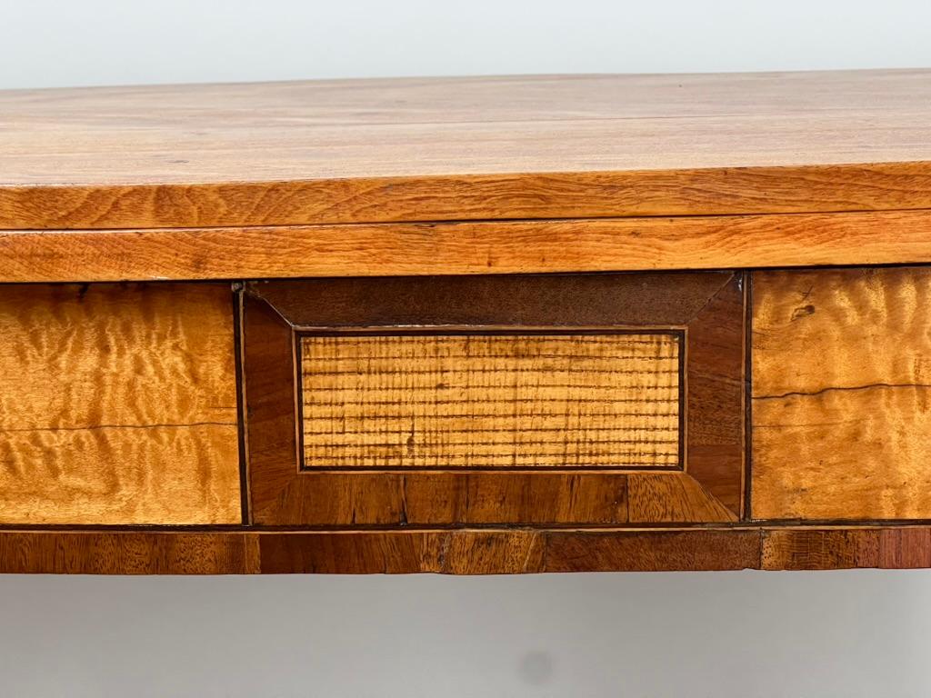Antigua mesa de juego federal Hepplewhite de arce tigre c. 1830 Arce en venta