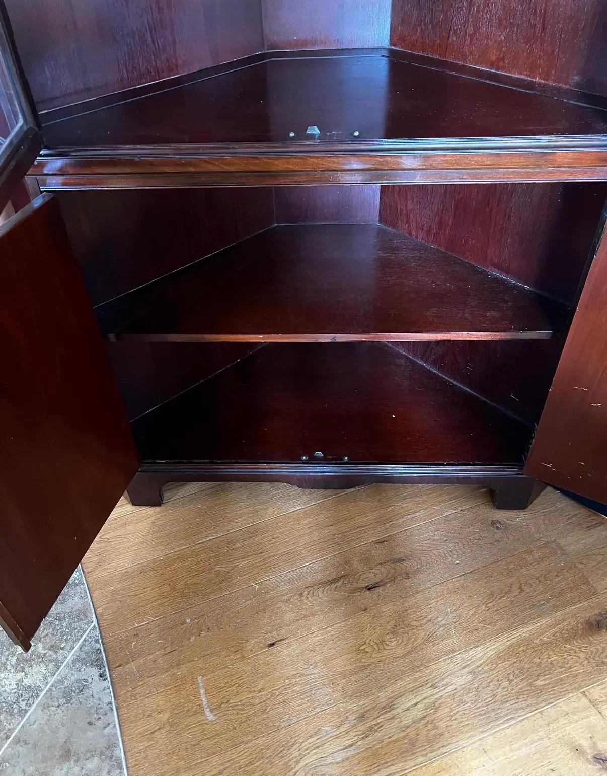 Antique Federal Mahogany Corner Cupboard China Cabinet Display Breakfront In Good Condition In West Hartford, CT