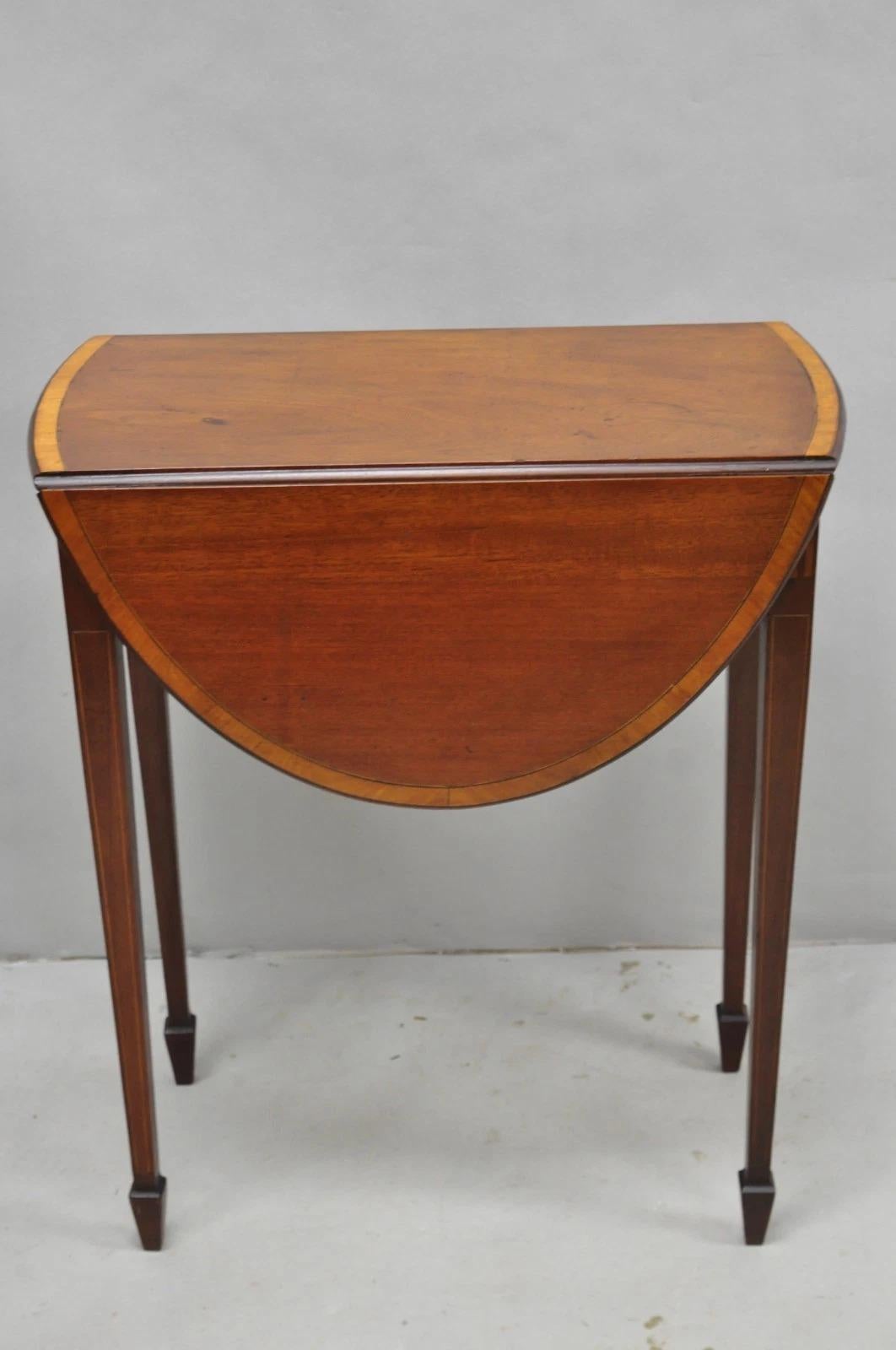 Antique Federal Mahogany Satinwood Inlay Narrow Dropleaf Pembroke Side Table en vente 4