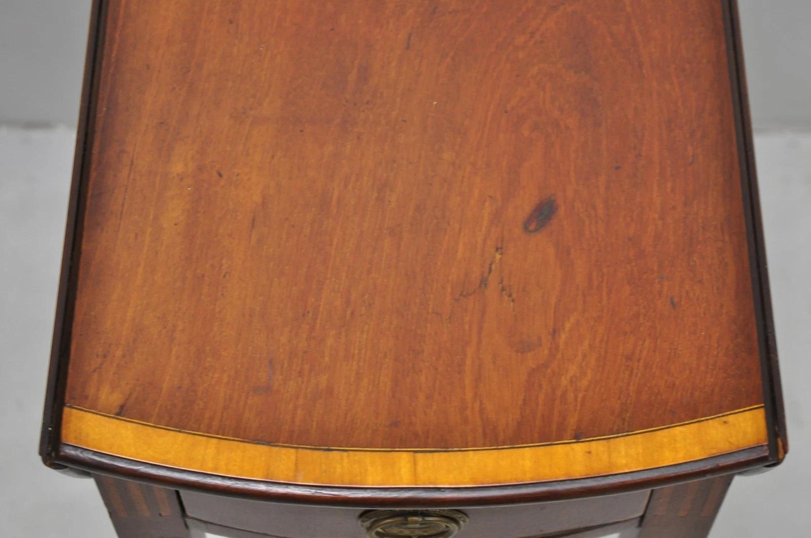 Antique Federal Mahogany Satinwood Inlay Narrow Dropleaf Pembroke Side Table en vente 5